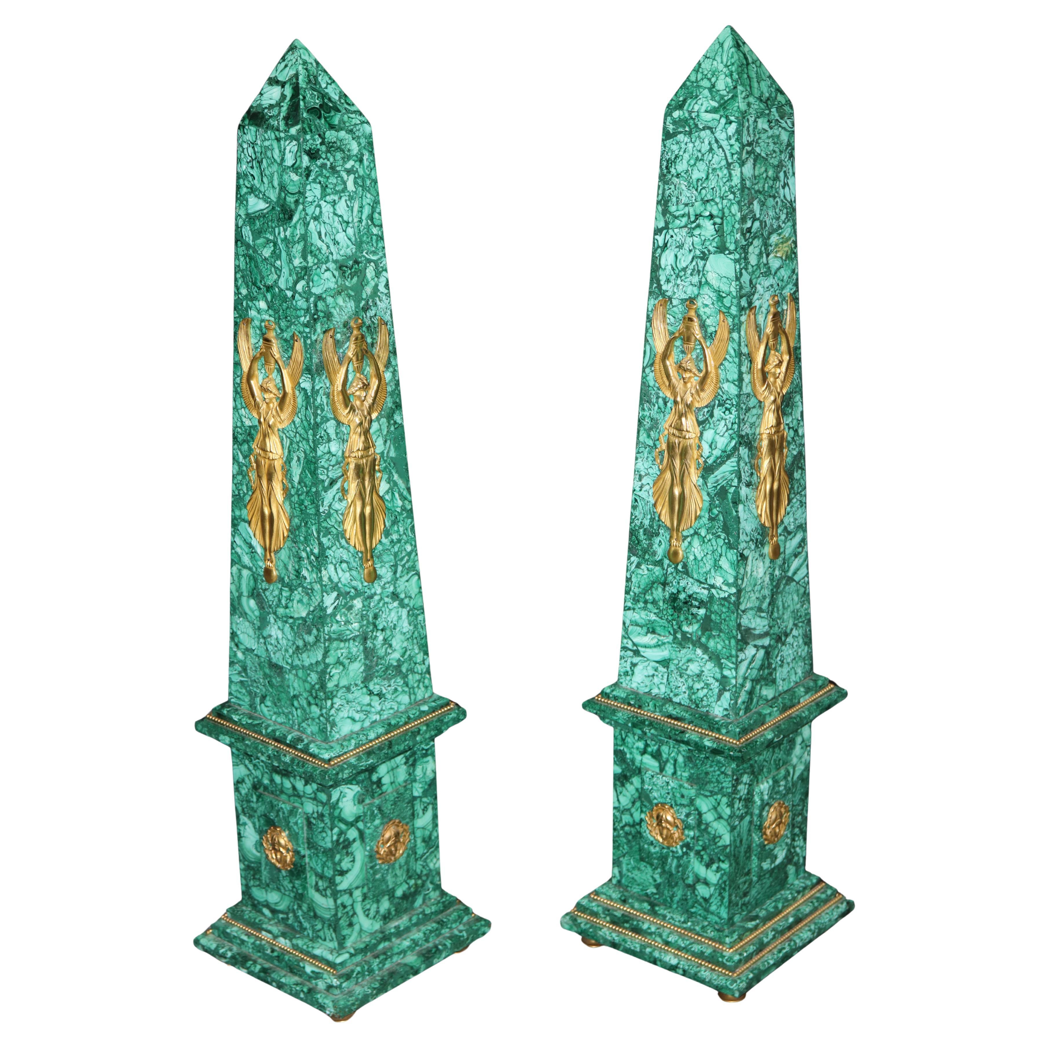 Paire palatiale d'obélisques en malachite et bronze de style Empire français
