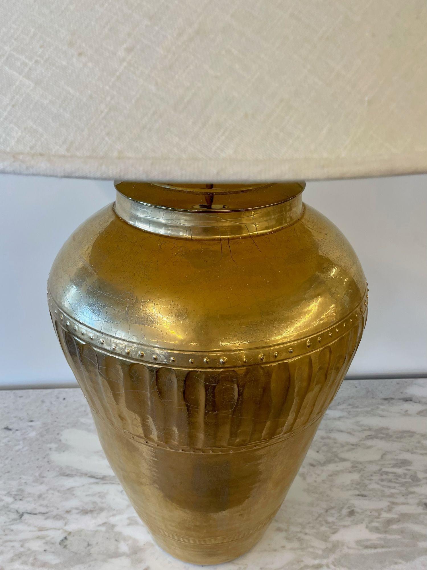 Paar palastartige Urnen-Tischlampen aus vergoldetem Metall, Hollywood Regency im Angebot 6
