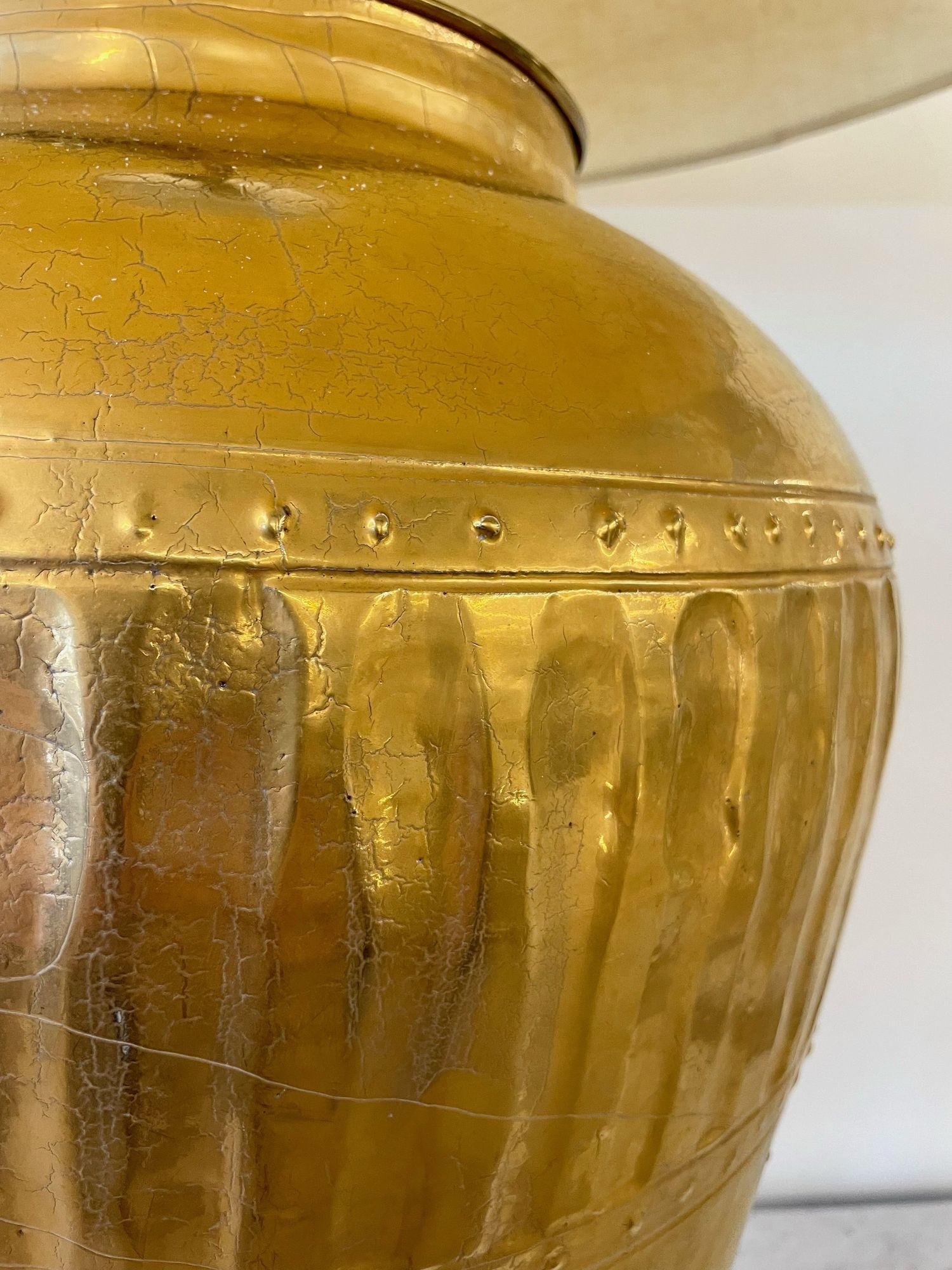 Paire de lampes de bureau en forme d'urne en métal doré, style Hollywood Regency en vente 6
