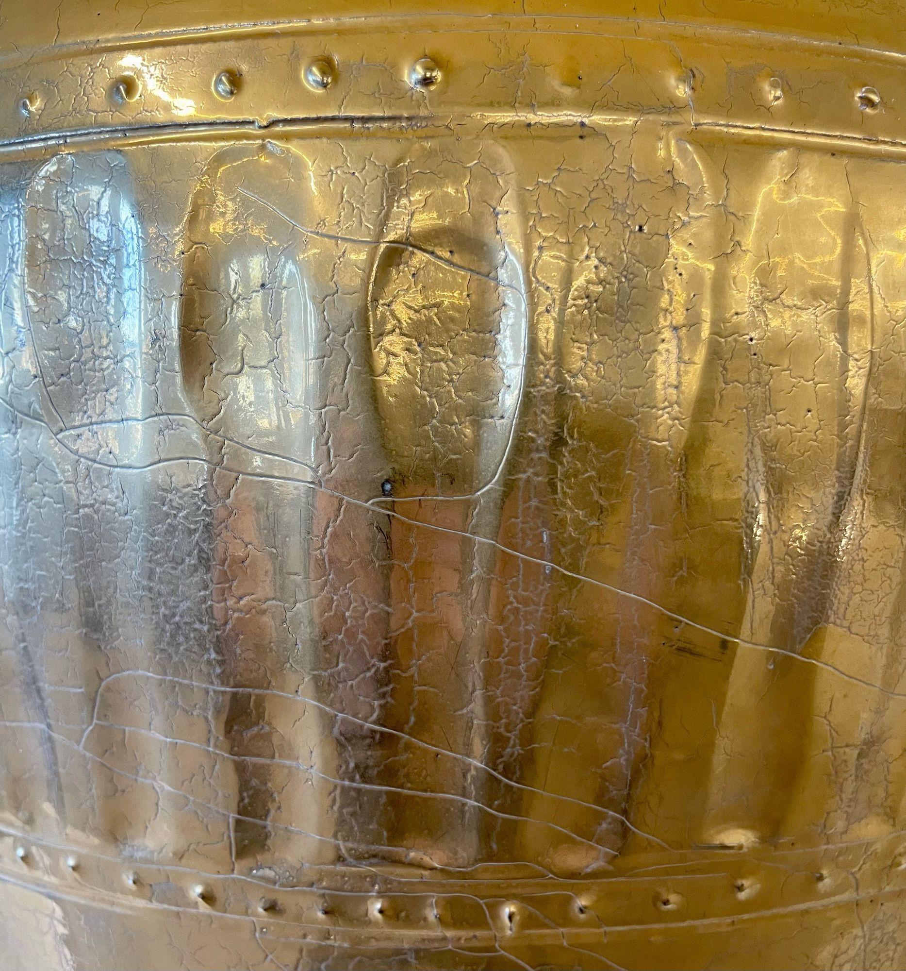 Paire de lampes de bureau en forme d'urne en métal doré, style Hollywood Regency en vente 7