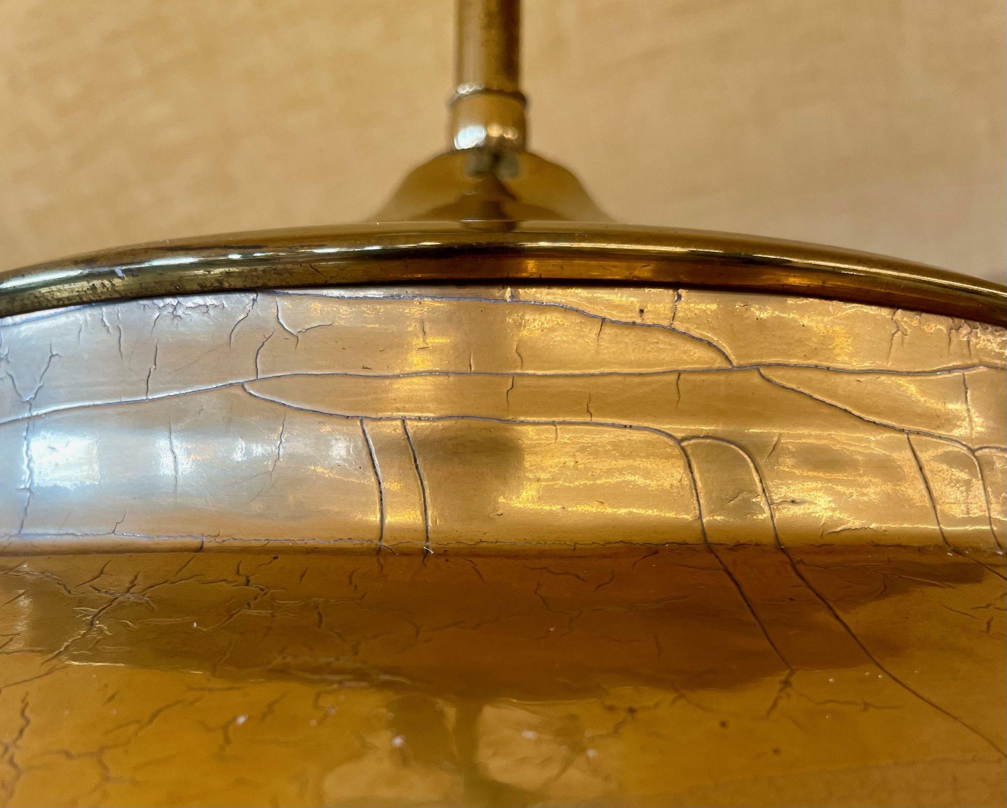 Paire de lampes de bureau en forme d'urne en métal doré, style Hollywood Regency en vente 8