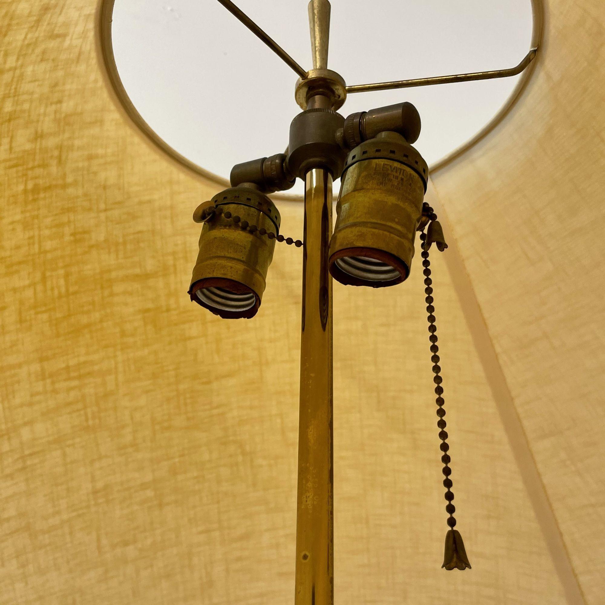 Paire de lampes de bureau en forme d'urne en métal doré, style Hollywood Regency en vente 9
