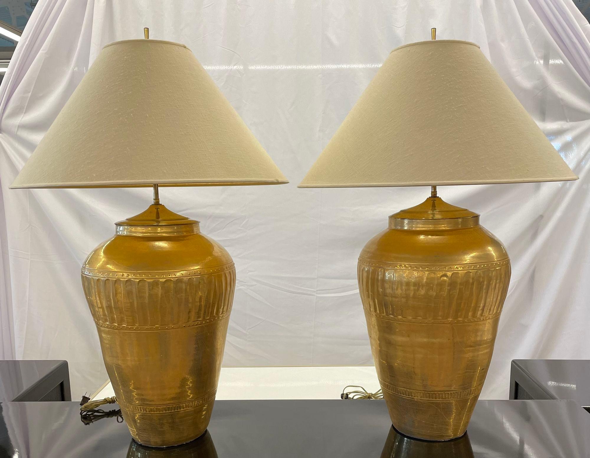 Paar palastartige Urnen-Tischlampen aus vergoldetem Metall, Hollywood Regency im Angebot 11