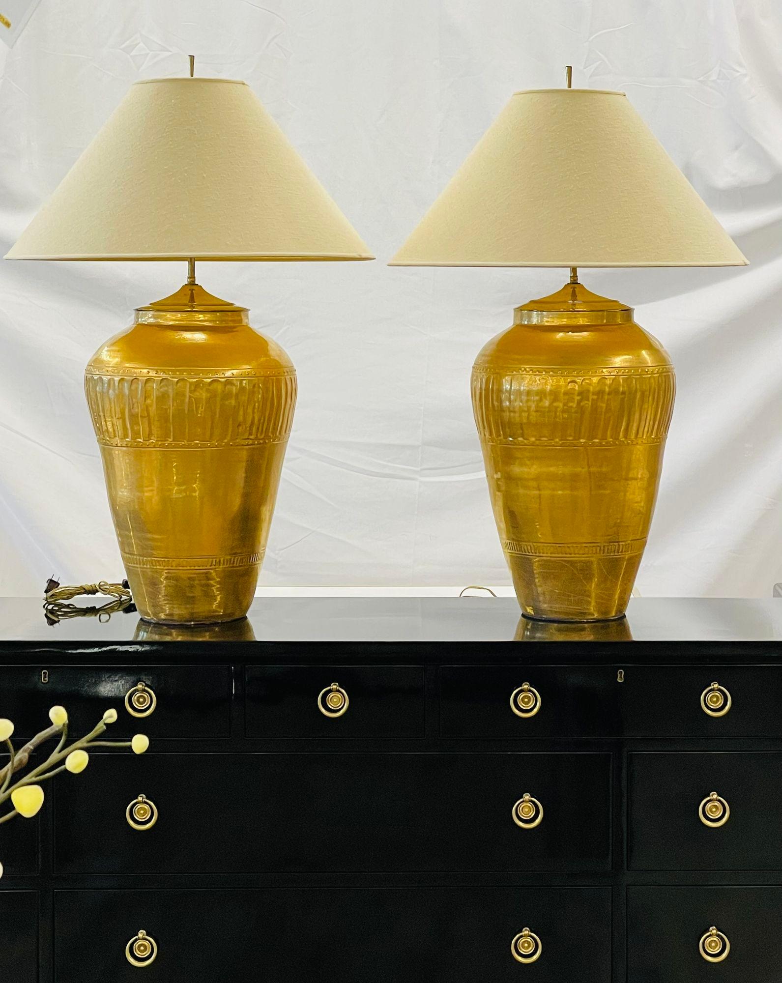 20ième siècle Paire de lampes de bureau en forme d'urne en métal doré, style Hollywood Regency en vente