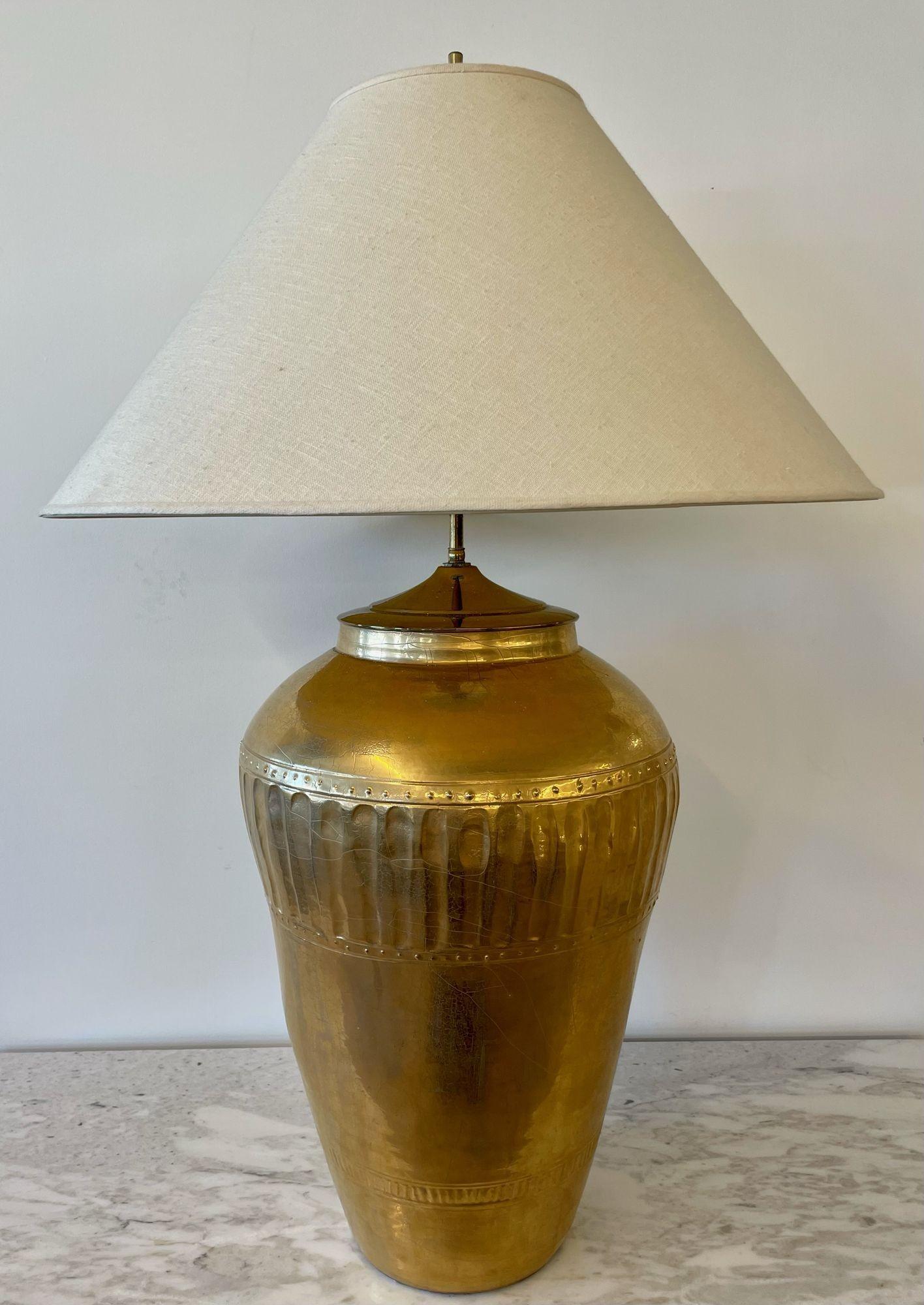 Métal Paire de lampes de bureau en forme d'urne en métal doré, style Hollywood Regency en vente