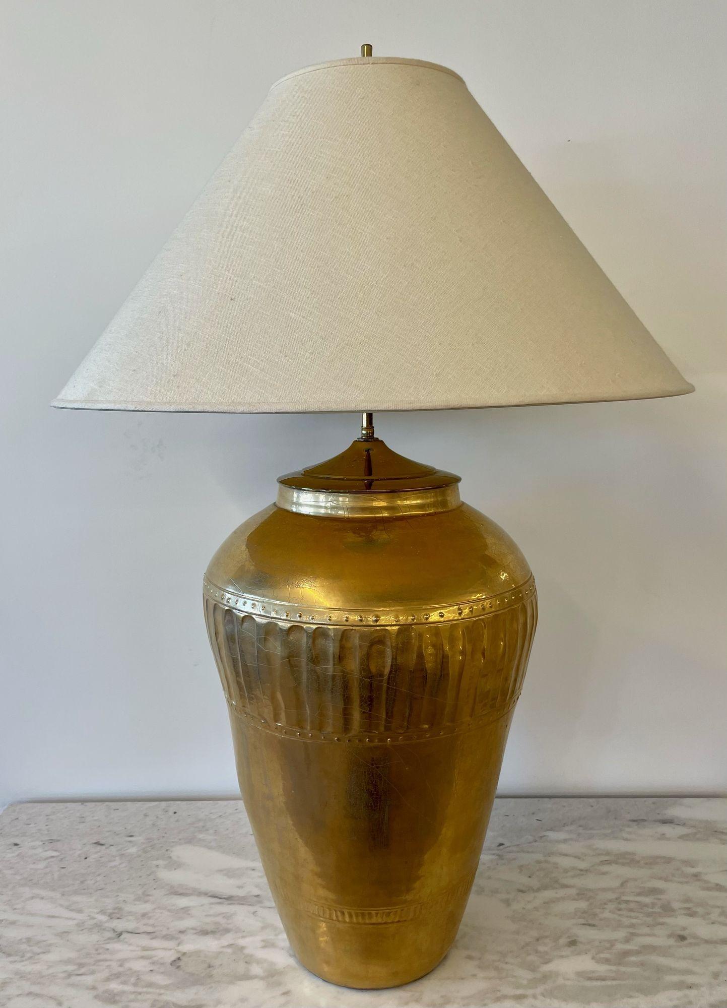 Paire de lampes de bureau en forme d'urne en métal doré, style Hollywood Regency en vente 1