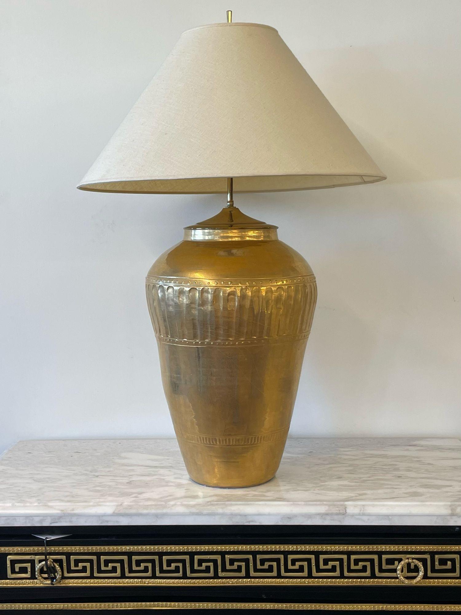 Paire de lampes de bureau en forme d'urne en métal doré, style Hollywood Regency en vente 2