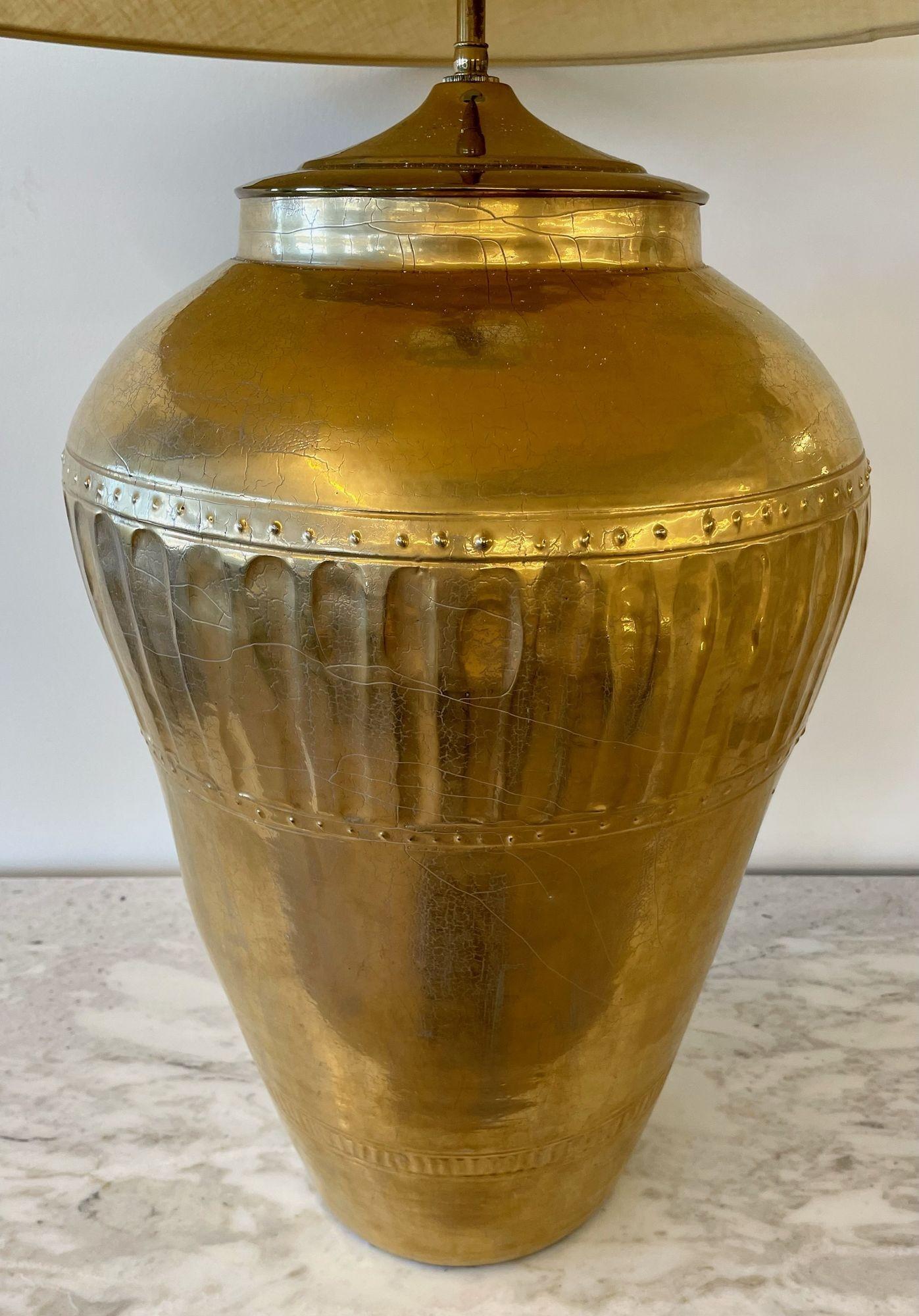 Paire de lampes de bureau en forme d'urne en métal doré, style Hollywood Regency en vente 3