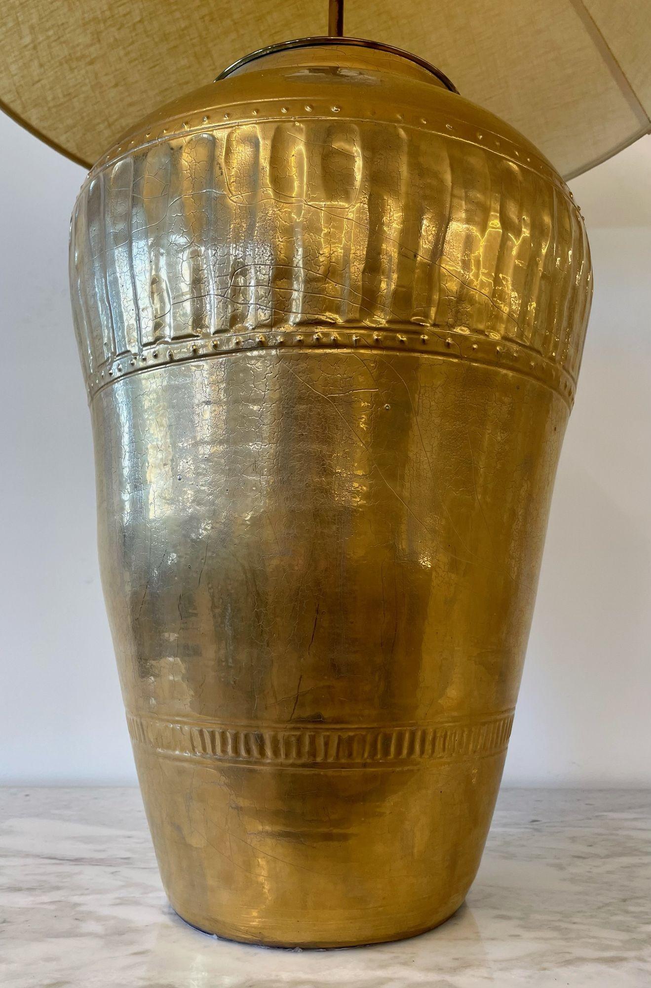Paire de lampes de bureau en forme d'urne en métal doré, style Hollywood Regency en vente 4