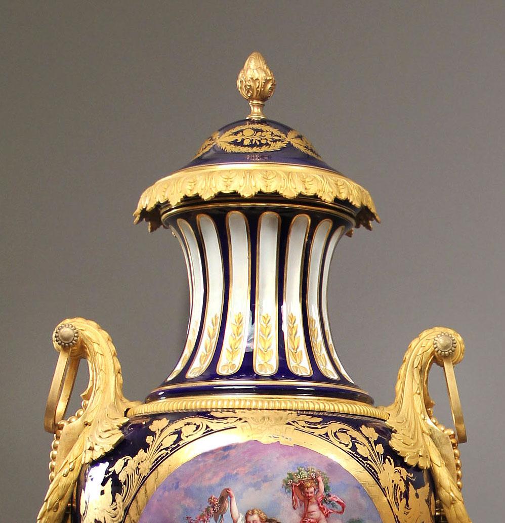 Paire palatiale de vases en porcelaine de Sèvres montés sur bronze de la fin du XIXe siècle en vente 3