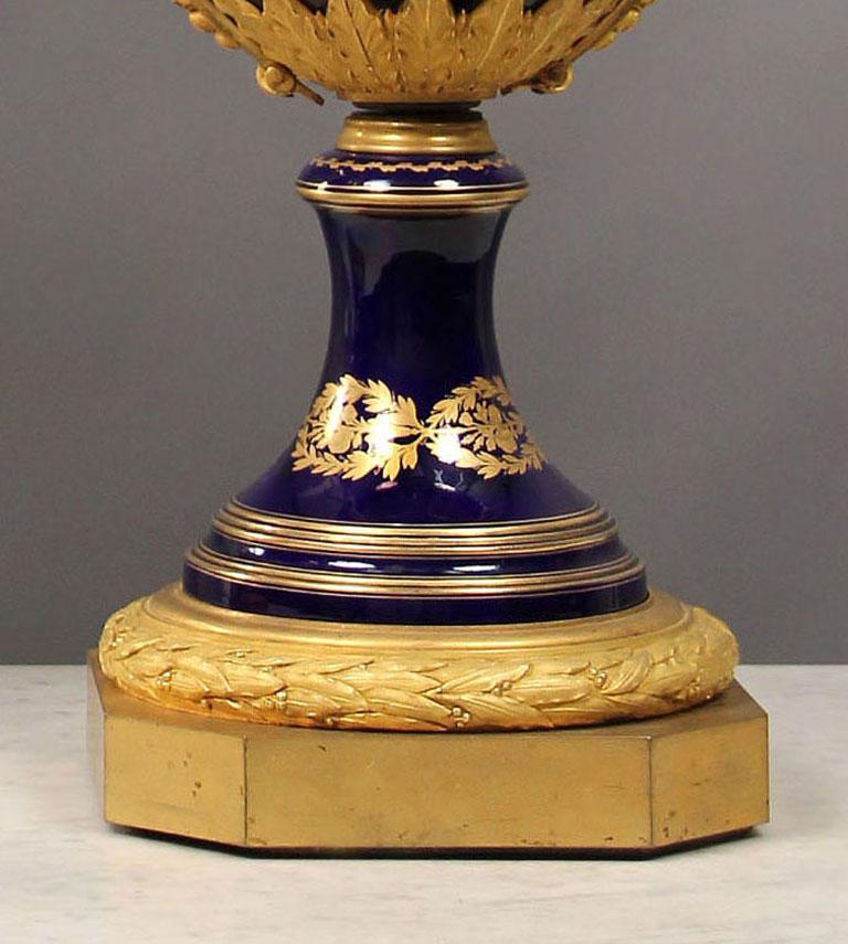 Paire palatiale de vases en porcelaine de Sèvres montés sur bronze de la fin du XIXe siècle en vente 4