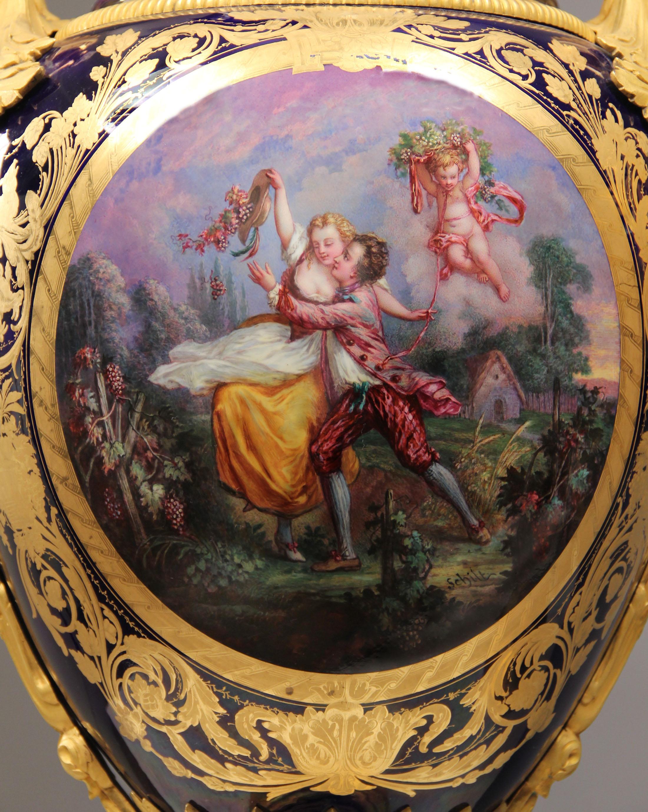 Palastartiges Paar bronzebeschlagener Porzellanvasen im Stil von Sèvres aus dem späten 19. (Belle Époque) im Angebot