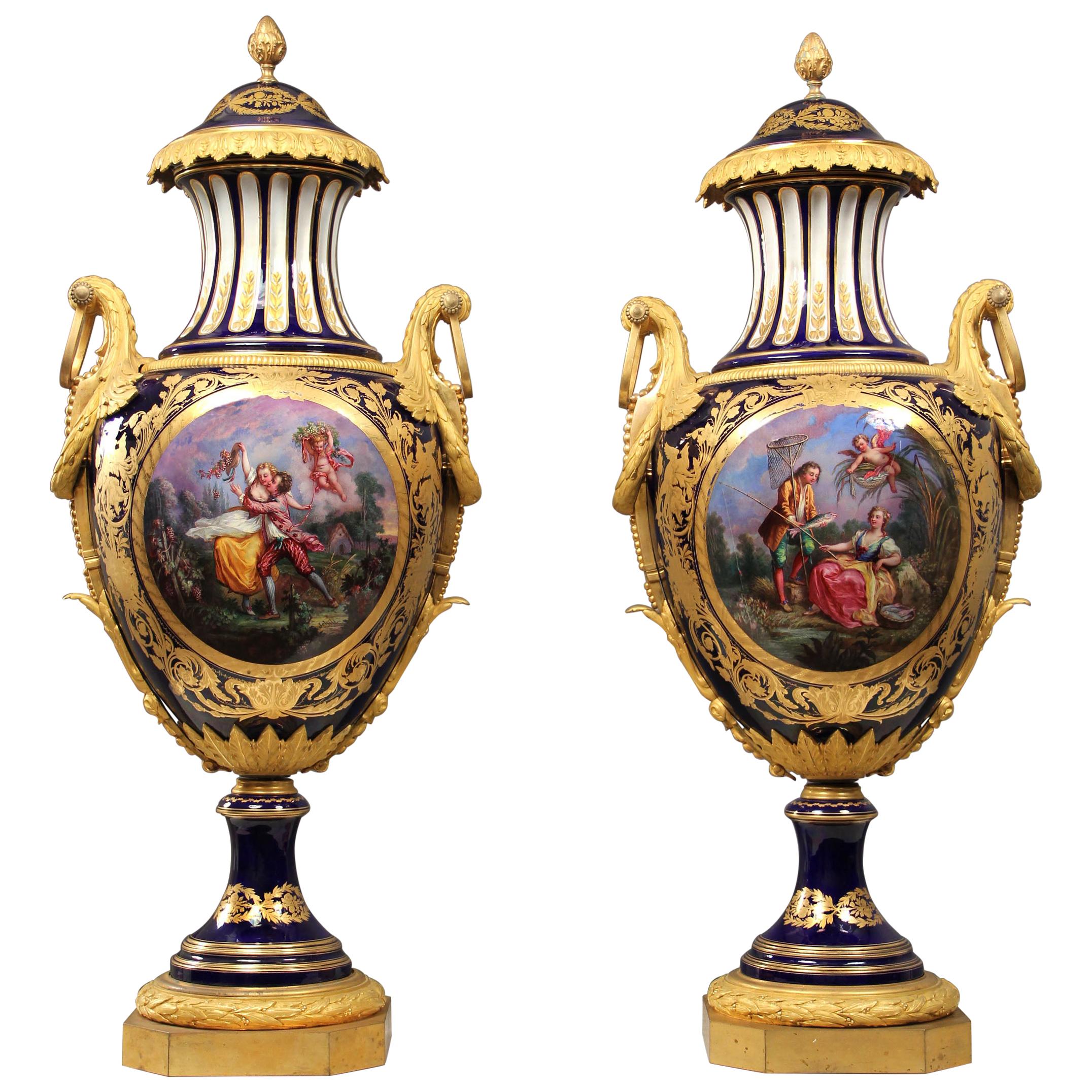 Pareja palaciega de jarrones de porcelana estilo Sèvres de finales del siglo XIX montados en bronce