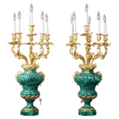 Pareja palaciega de candelabros de malaquita montados en bronce dorado de finales del siglo XIX
