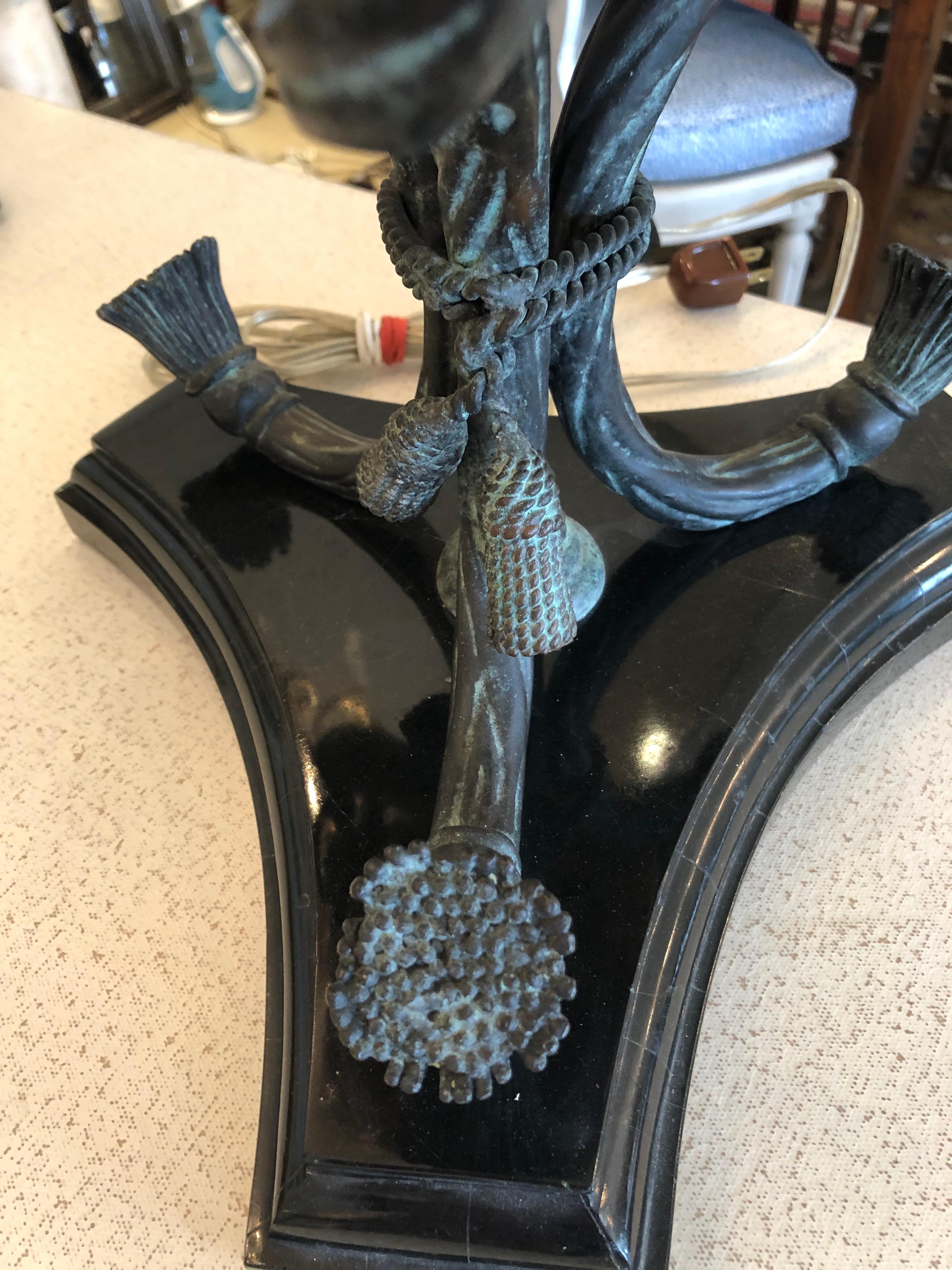 Paire de lampes de table Maitland Smith en bronze avec orbes enluminées en vente 3