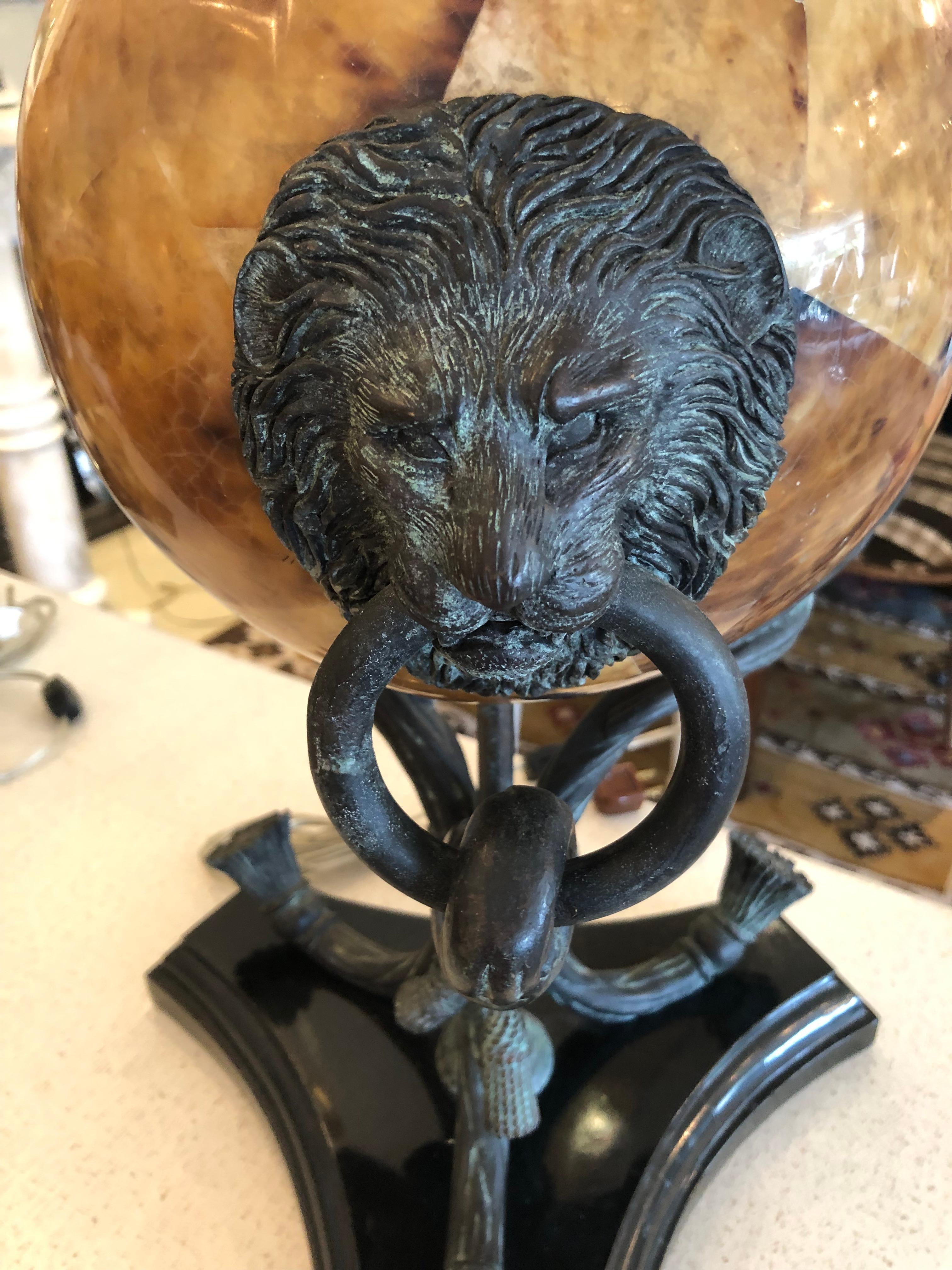 Paire de lampes de table Maitland Smith en bronze avec orbes enluminées Bon état - En vente à Hopewell, NJ