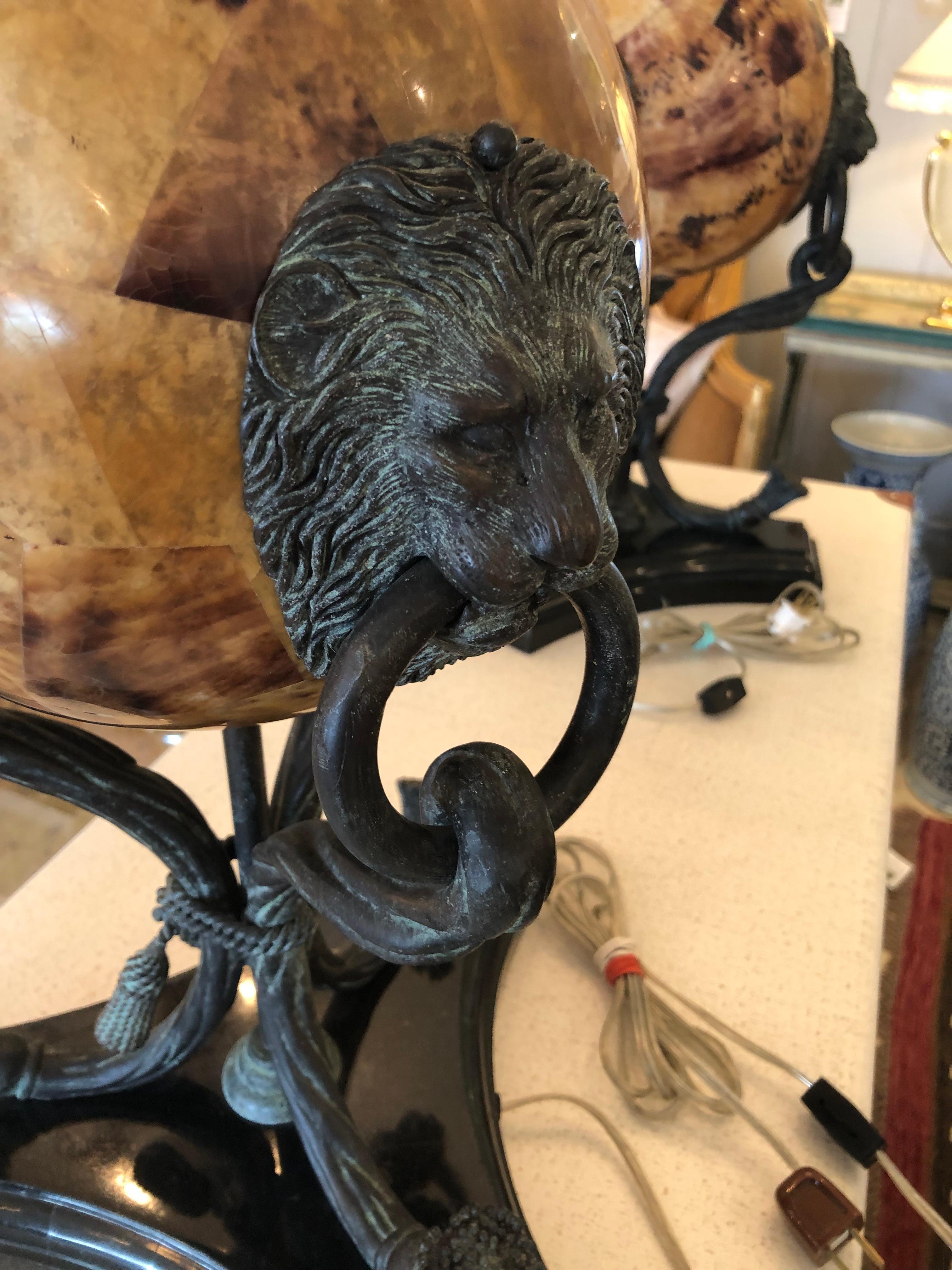 Paire de lampes de table Maitland Smith en bronze avec orbes enluminées en vente 1