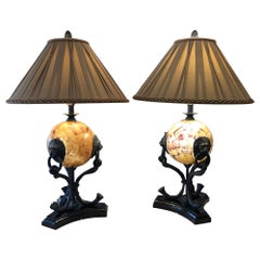 Una splendida coppia di lampade da tavolo in bronzo di Maitland Smith con sfere illuminate