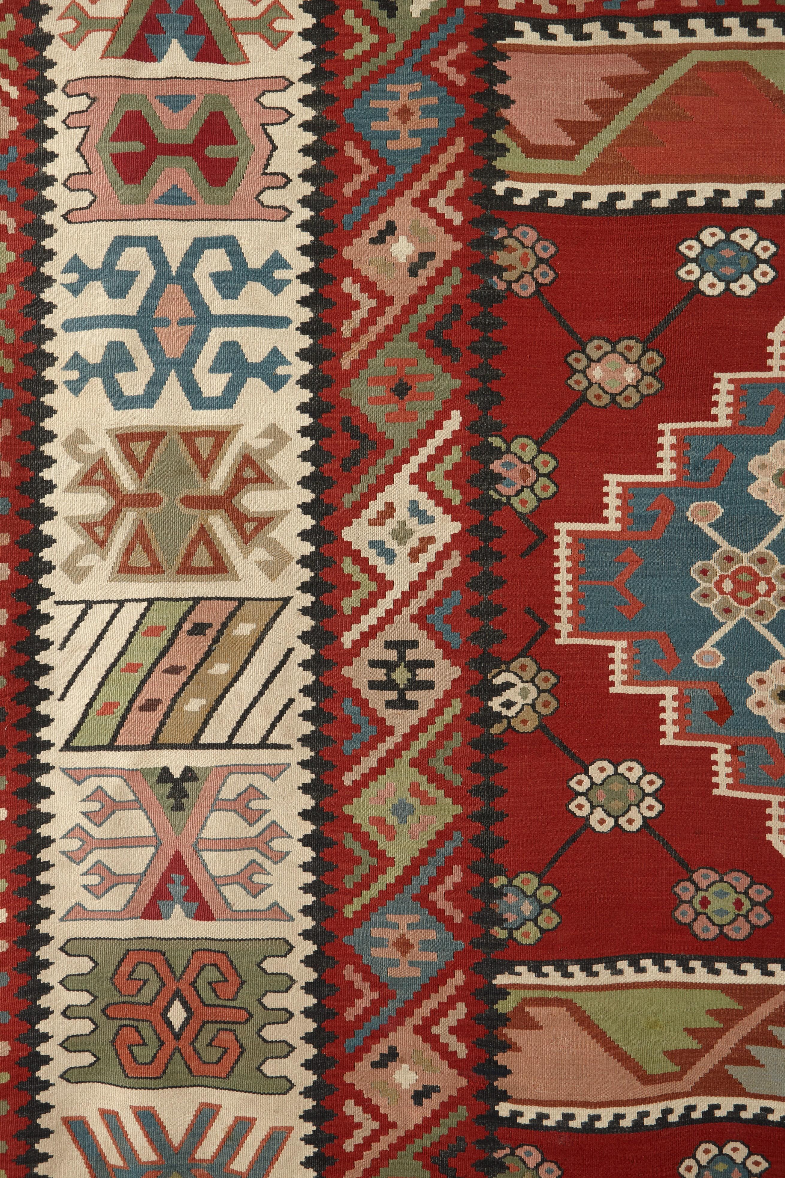 Palatial Pirot Flat-weave Kilim Carpet In Excellent Condition For Sale In Beirut, LB