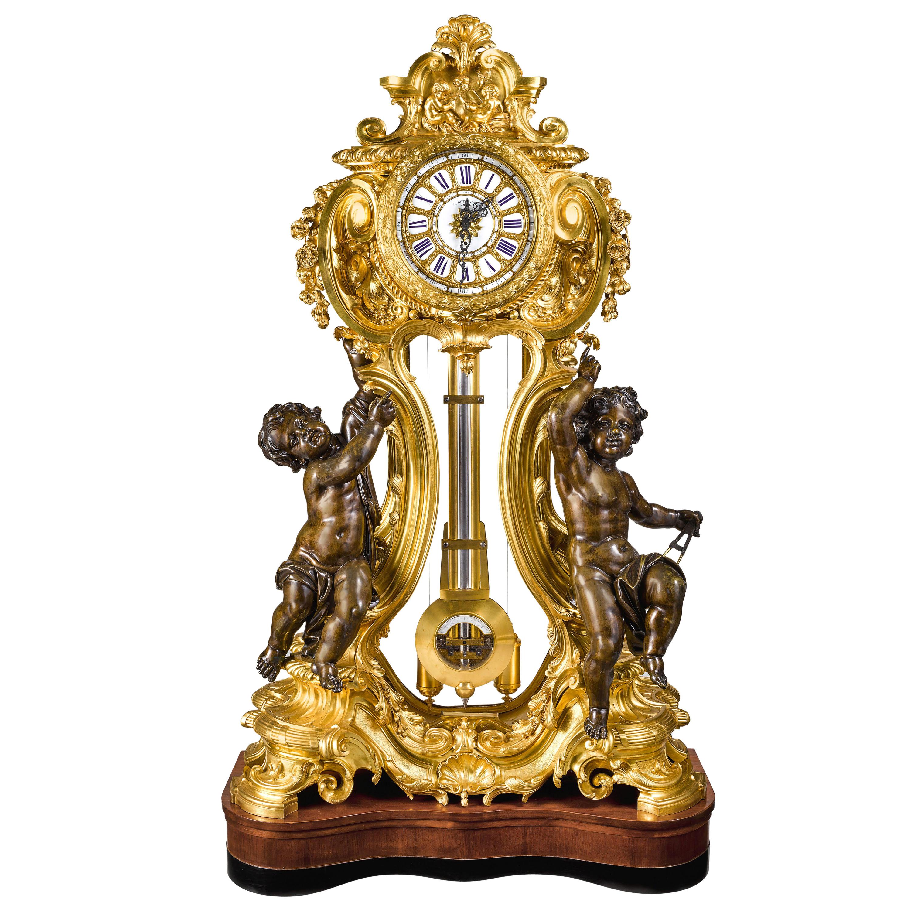 Une très rare et importante horloge régulatrice de parquet Napoléon III en bronze doré et patiné, par Louis-Constantin Detouche, Paris, vers 1850.

Le boîtier de la pendule est fait de bronze doré français très fin, avec deux très grands putti