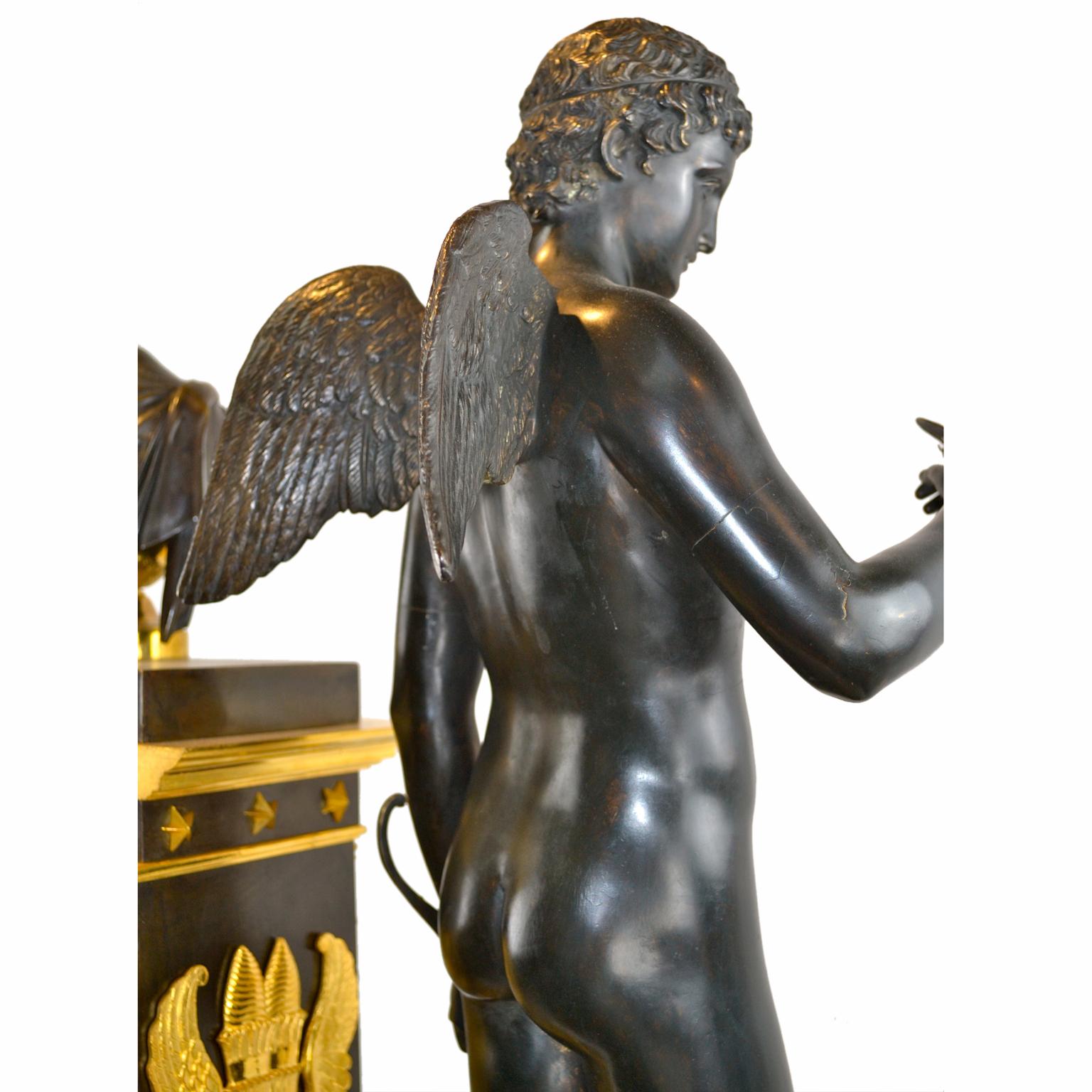 Français Horloge figurative de l'Empire français en bronze doré et patiné représentant Cupidon et Eurydice  en vente