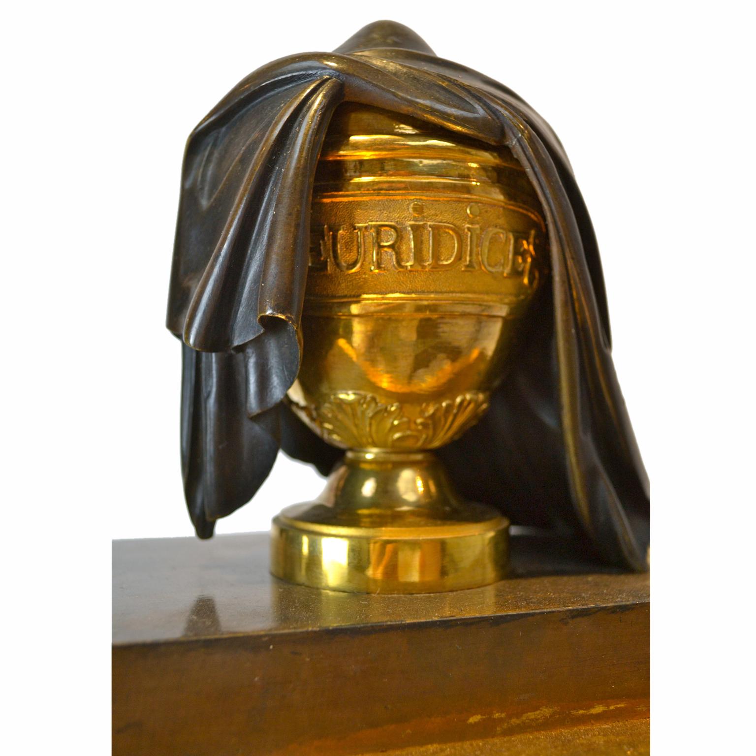 Doré Horloge figurative de l'Empire français en bronze doré et patiné représentant Cupidon et Eurydice  en vente
