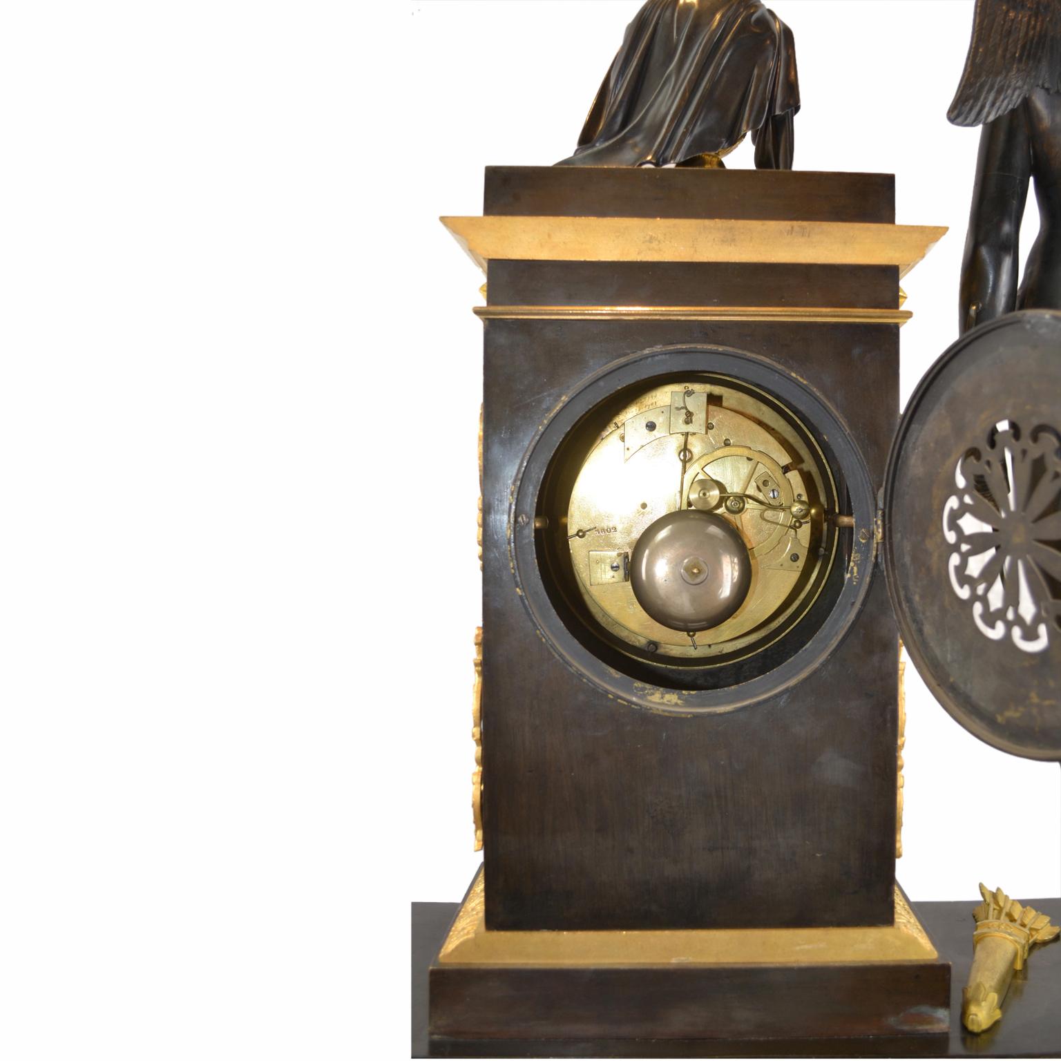 Bronze Horloge figurative de l'Empire français en bronze doré et patiné représentant Cupidon et Eurydice  en vente