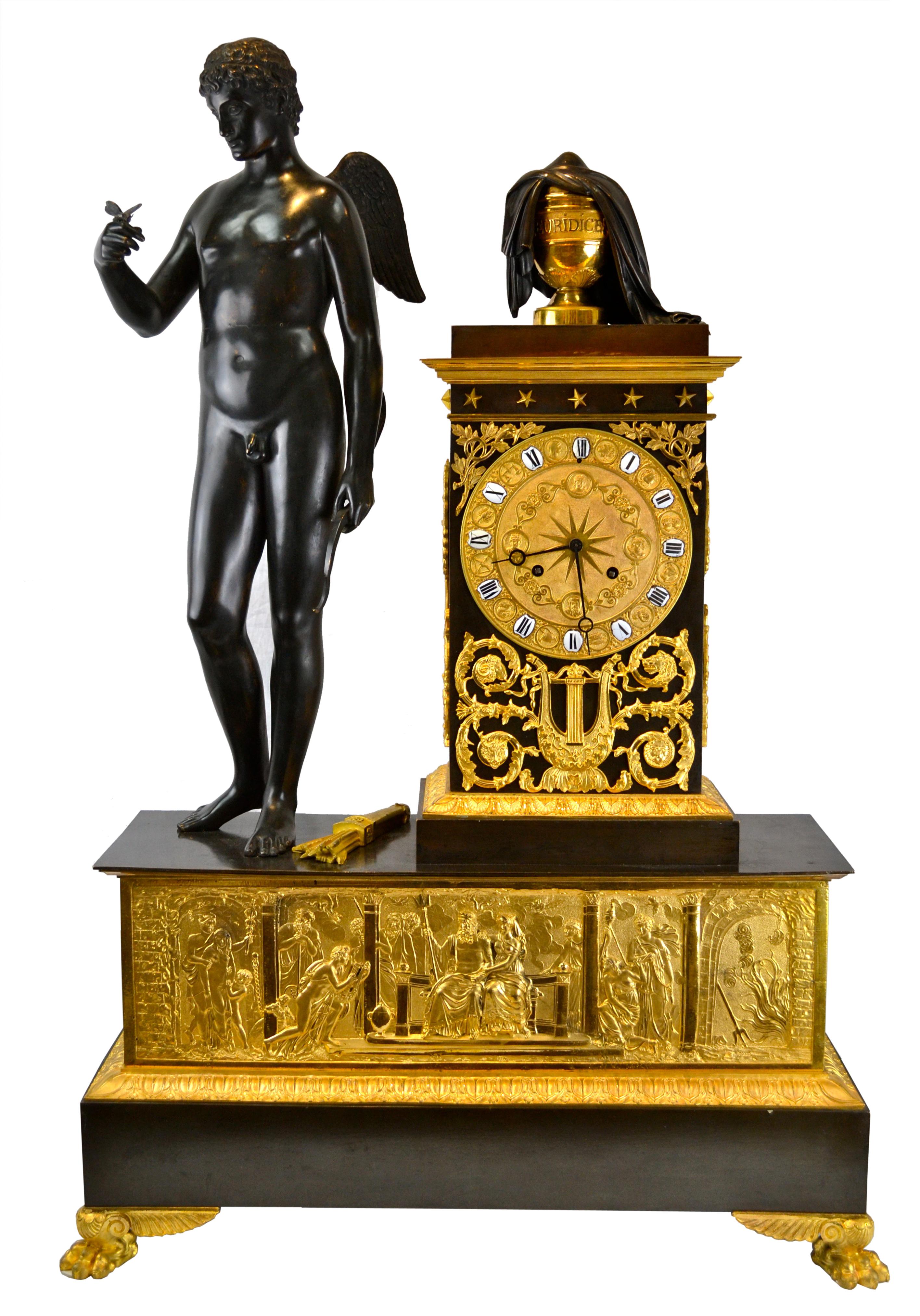 Französische Empireuhr aus vergoldeter und patinierter Bronze mit Amor und Eurydike 
