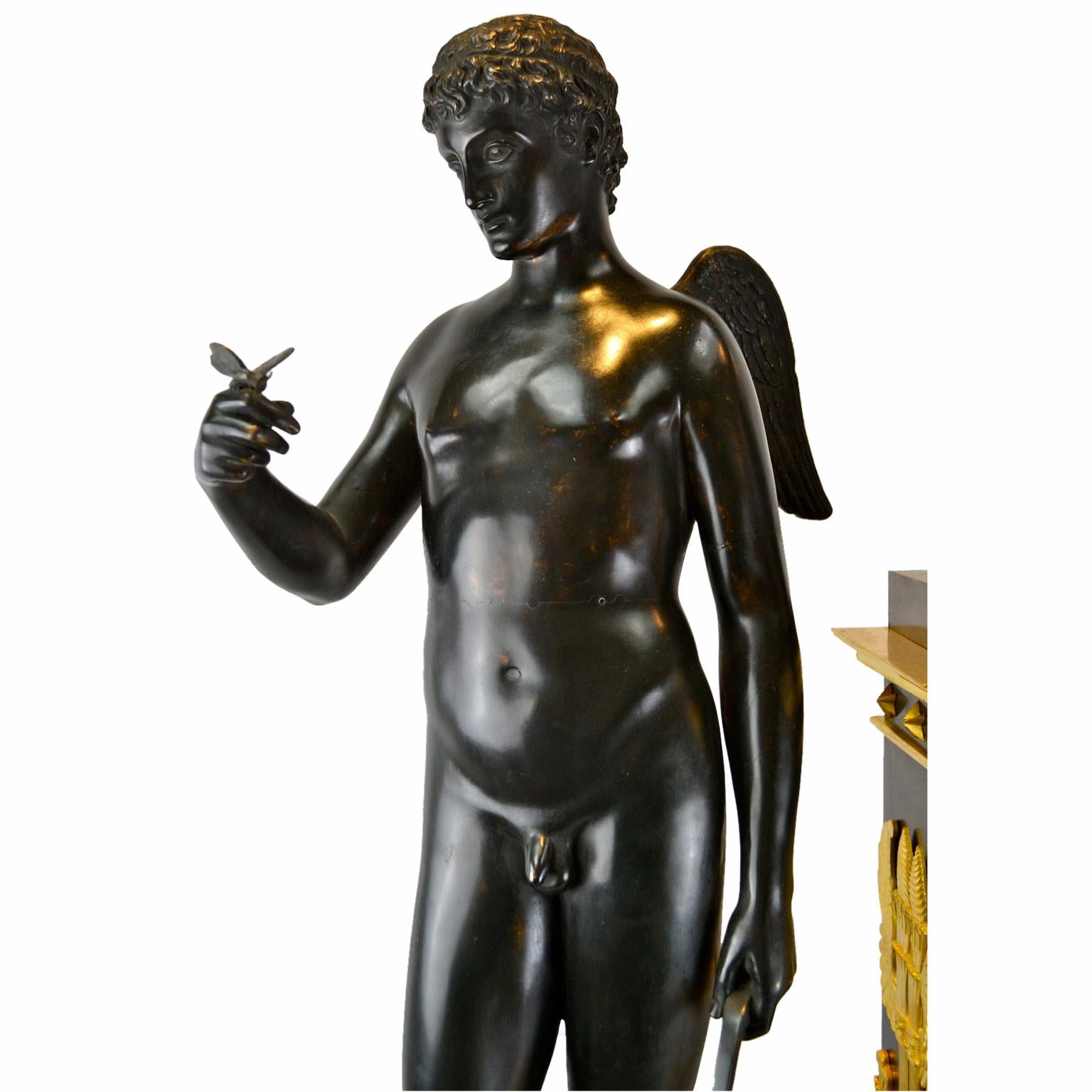 Début du XIXe siècle Horloge figurative de l'Empire français en bronze doré et patiné représentant Cupidon et Eurydice  en vente