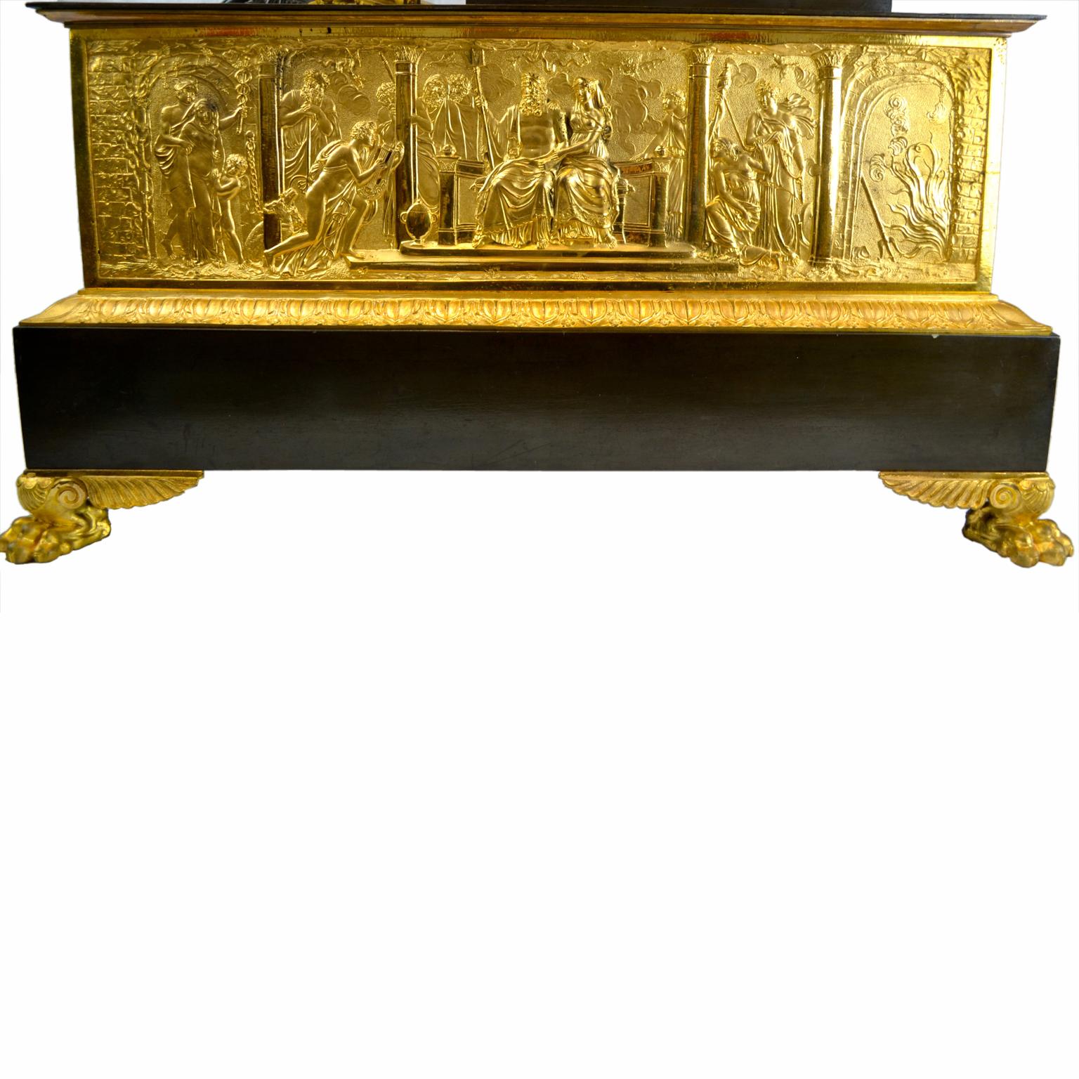 Horloge figurative de l'Empire français en bronze doré et patiné représentant Cupidon et Eurydice  en vente 1