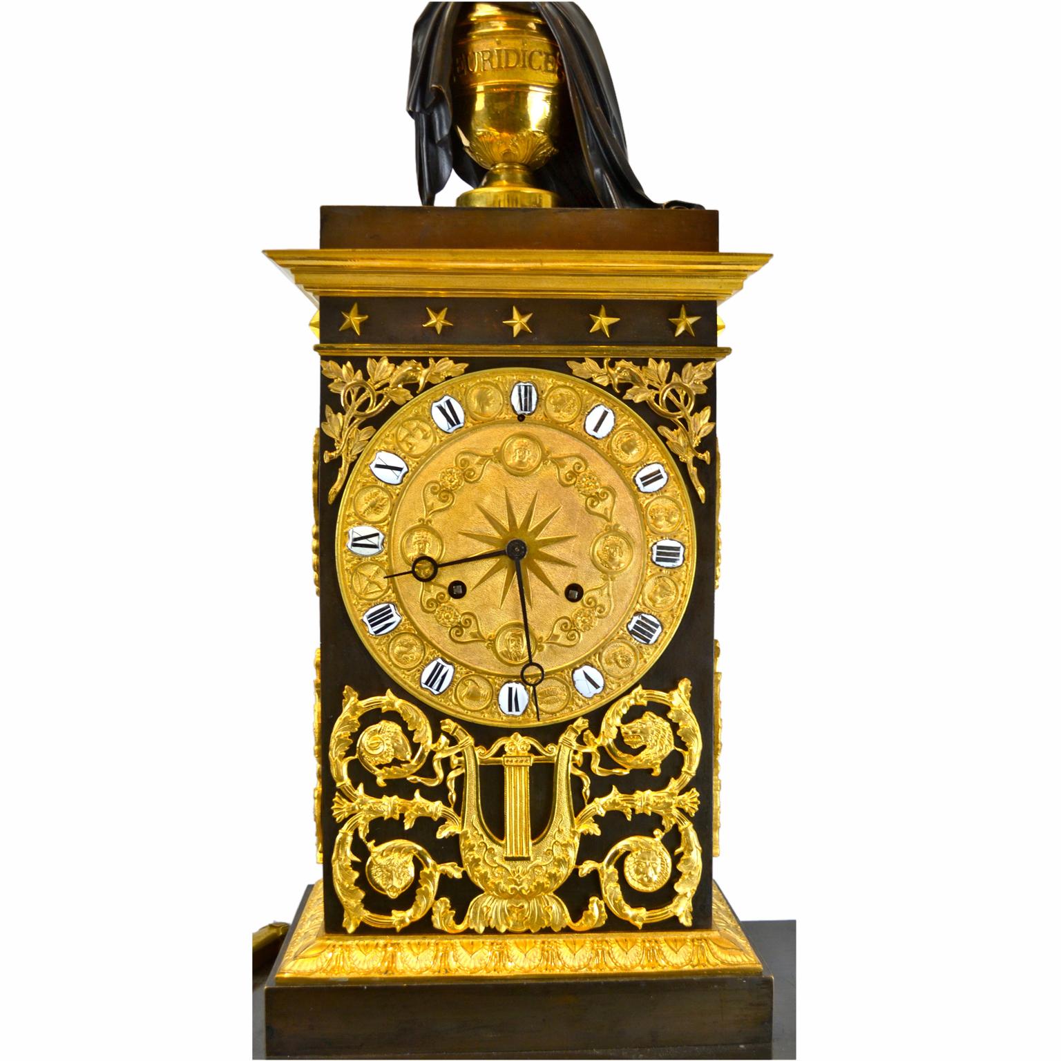 Restauration Horloge figurative de l'Empire français en bronze doré et patiné représentant Cupidon et Eurydice  en vente