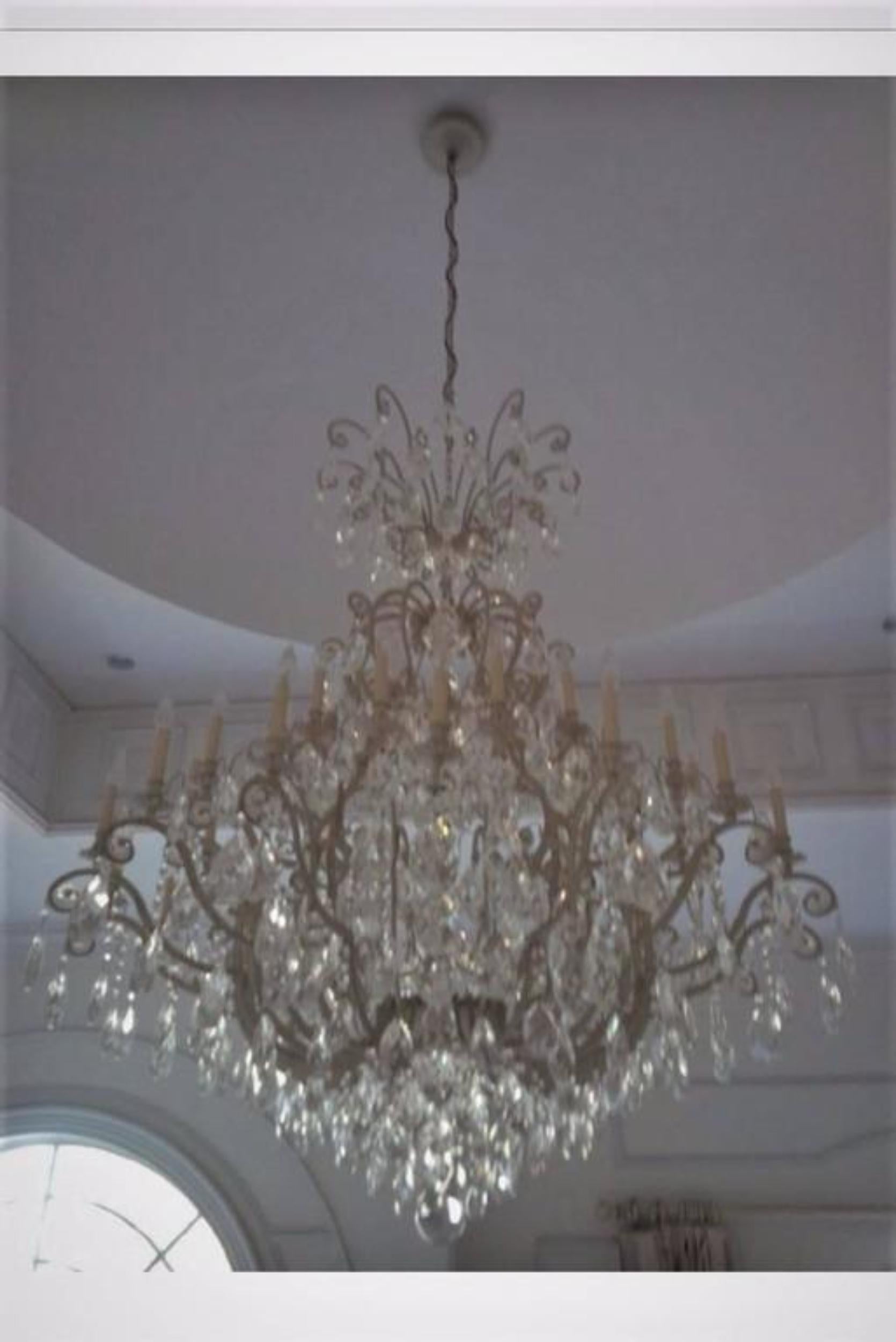 Un lampadario in metallo rustico, color argento, di Schonbek. Un meraviglioso lampadario rustico in metallo argentato realizzato da uno dei migliori produttori di lampadari in cristallo della Germania. Di recente ci è stata commissionata la vendita