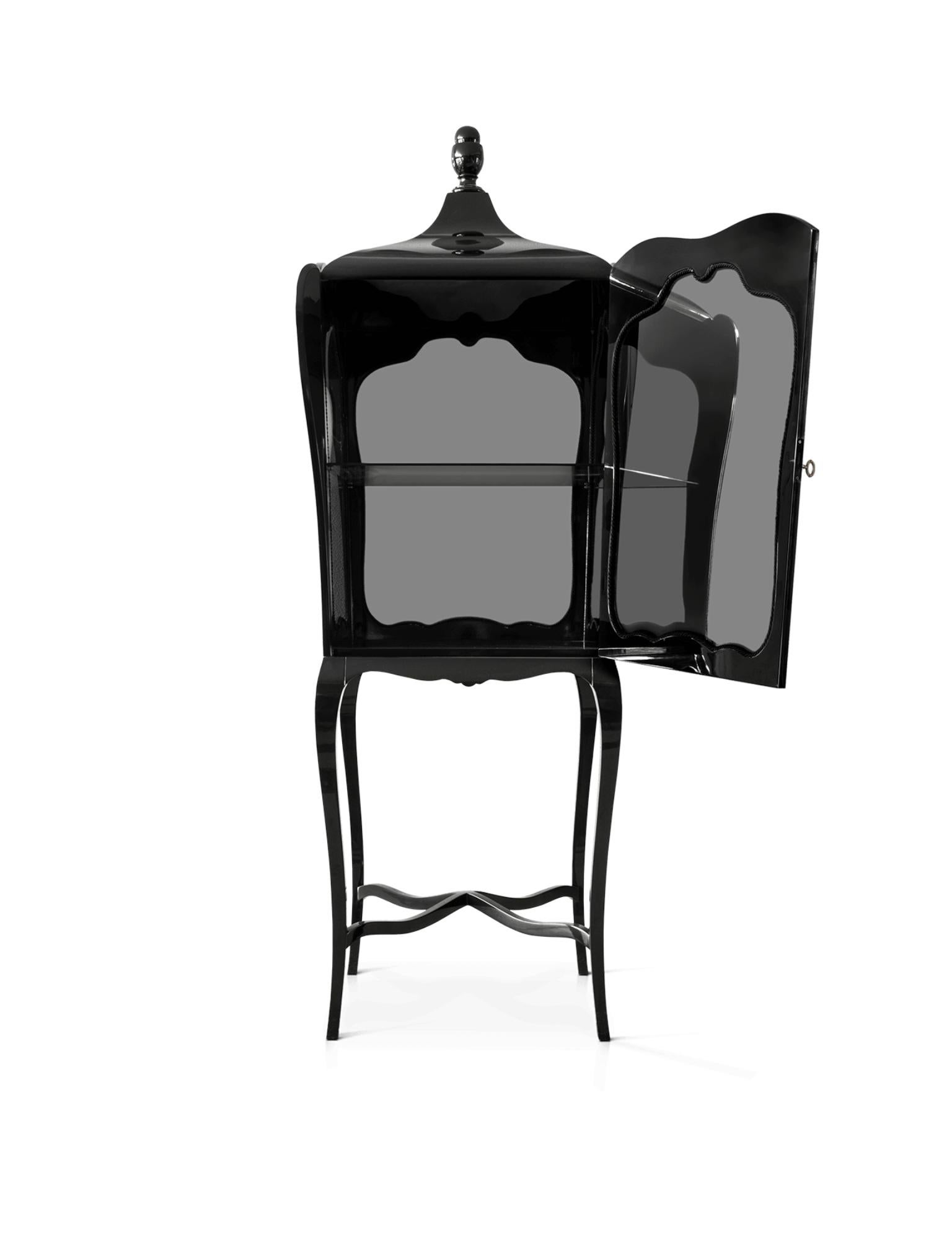 Der Palatino Slim Vitrinenschrank ist eine Neuinterpretation der Glasvitrinen im französischen Stil des 17. Jahrhunderts und ist ein elegantes Aufbewahrungsmöbel, dessen Linienführung die Phantasie anregt und die besten Dinge des Lebens aufbewahrt.