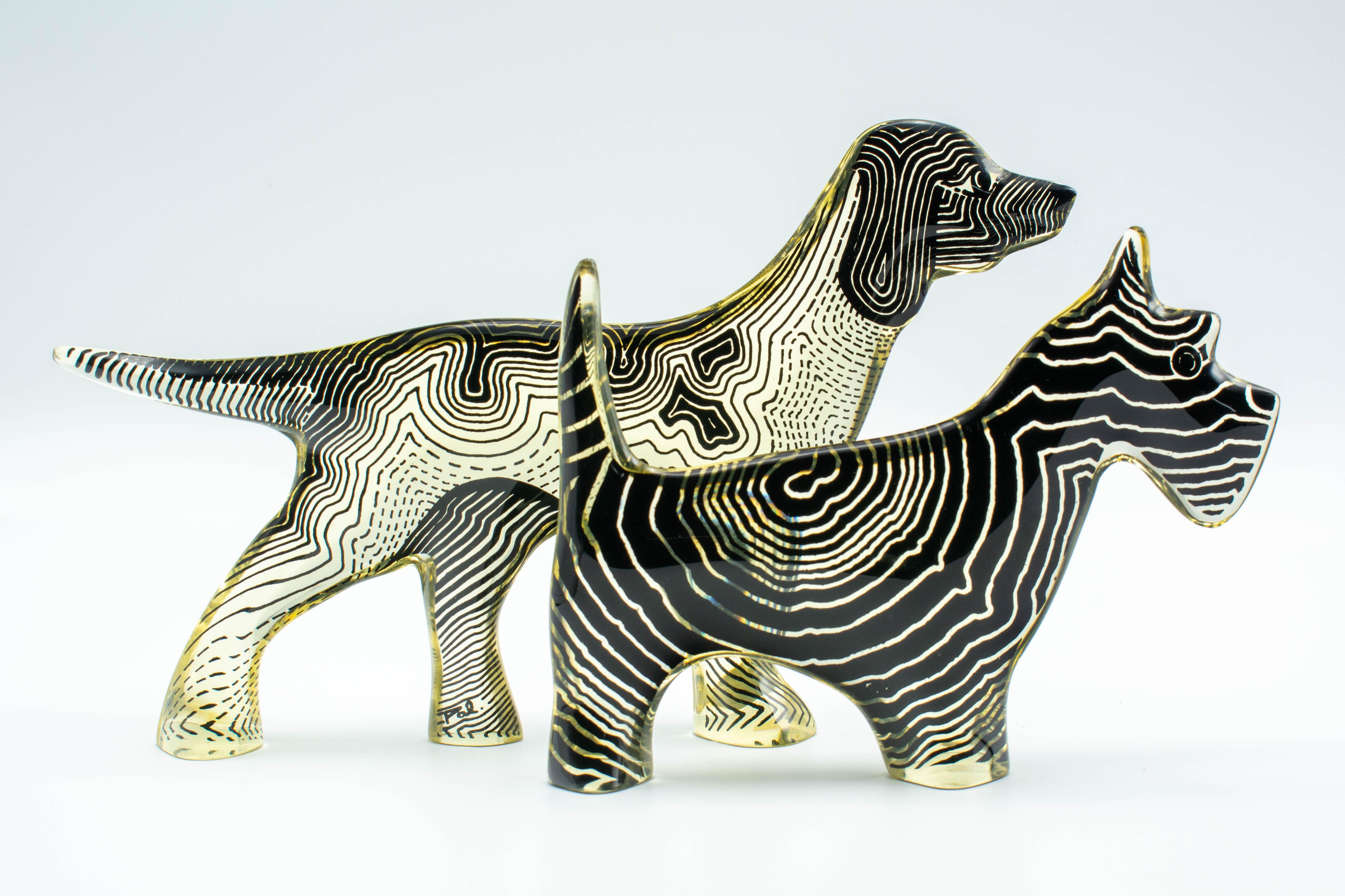 Un perro Pointer Op Art de Lucite moderno de mediados de siglo diseñado por Abraham Palatnik. Firma en la pierna: Pal. Abraham Palatnik (nacido en 1928) es un artista e inventor brasileño cuyas innovaciones incluyen el arte cinecromático. Forma