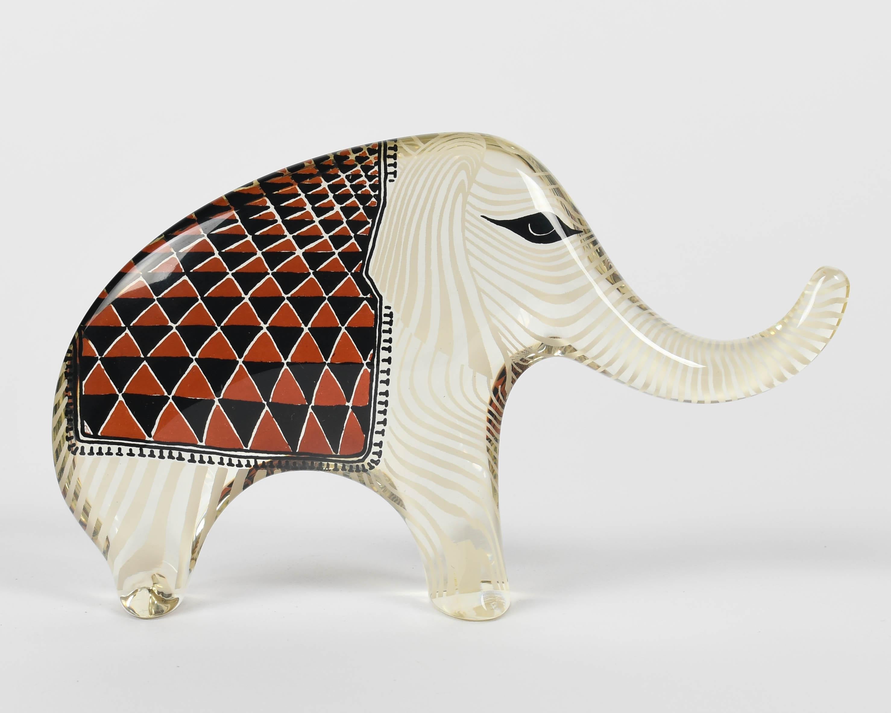 Ein Op-Art-Elefant aus Lucit aus der Mitte des Jahrhunderts mit einer rot und schwarz gemusterten Decke, entworfen von Abraham Palatnik. Original Label auf der Unterseite: Hergestellt in Brasilien. Abraham Palatnik (1928-2020) war ein
