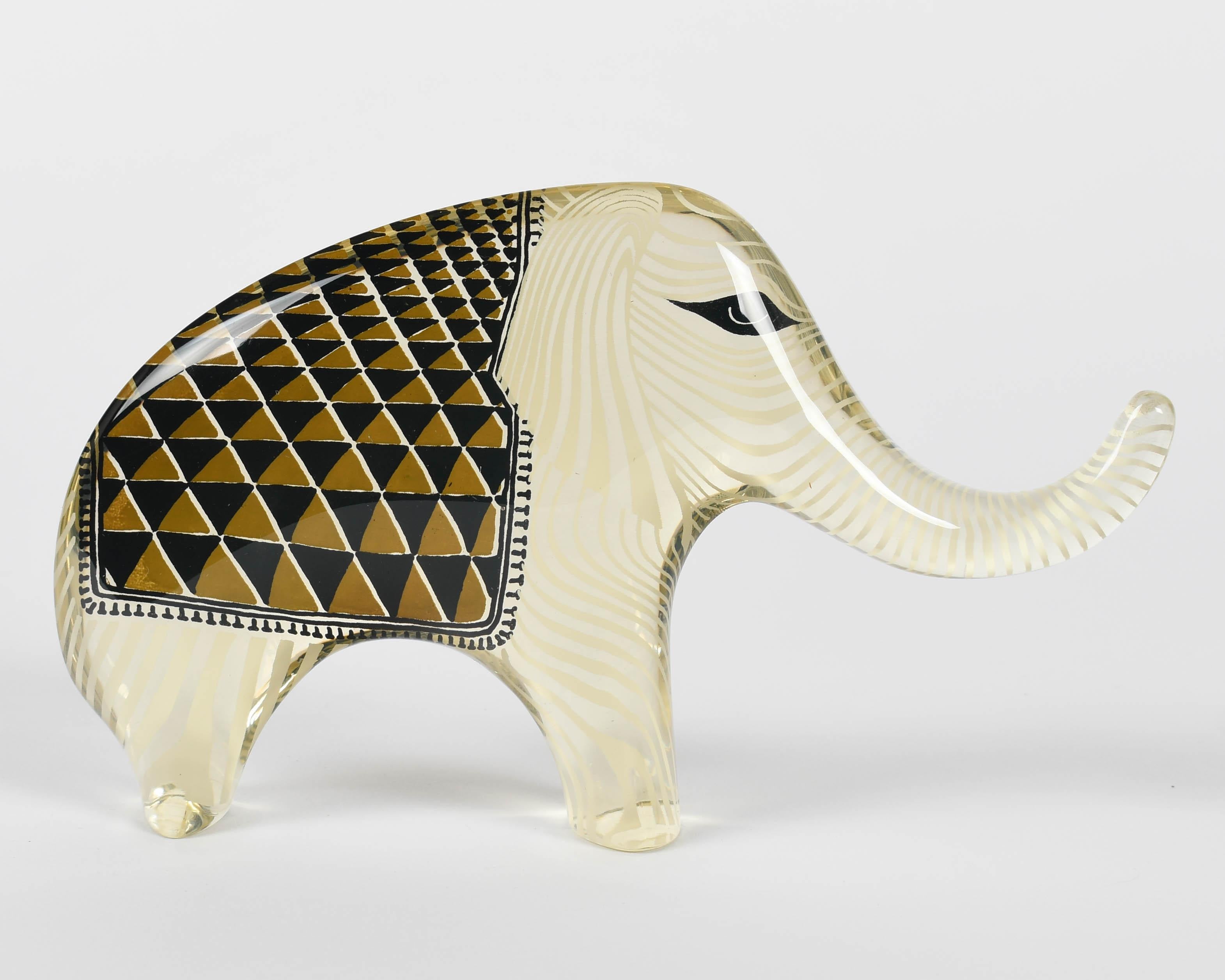 Ein Op-Art-Elefant aus Lucit aus der Mitte des Jahrhunderts mit einer hellbraunen und schwarz gemusterten Decke, entworfen von Abraham Palatnik. Original Label auf der Unterseite: Hergestellt in Brasilien. Abraham Palatnik (1928-2020) war ein