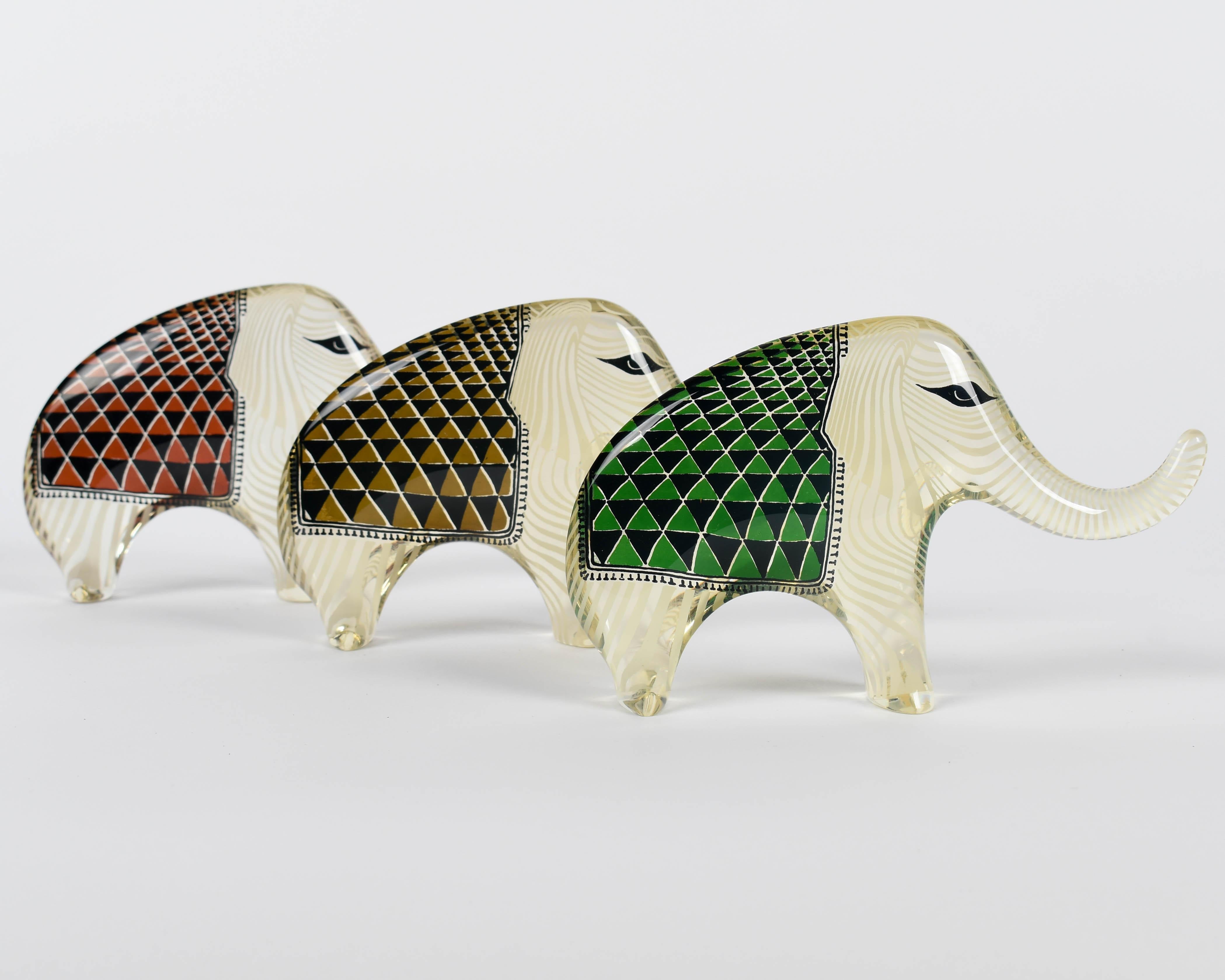 Un set di tre elefanti Op Art di metà secolo in lucite rossa, verde e marrone disegnati da Abraham Palatnik.  Tutti con l'etichetta originale sul fondo: Made in Brazil. Abraham Palatnik (1928-2020) è stato un artista e inventore brasiliano le cui
