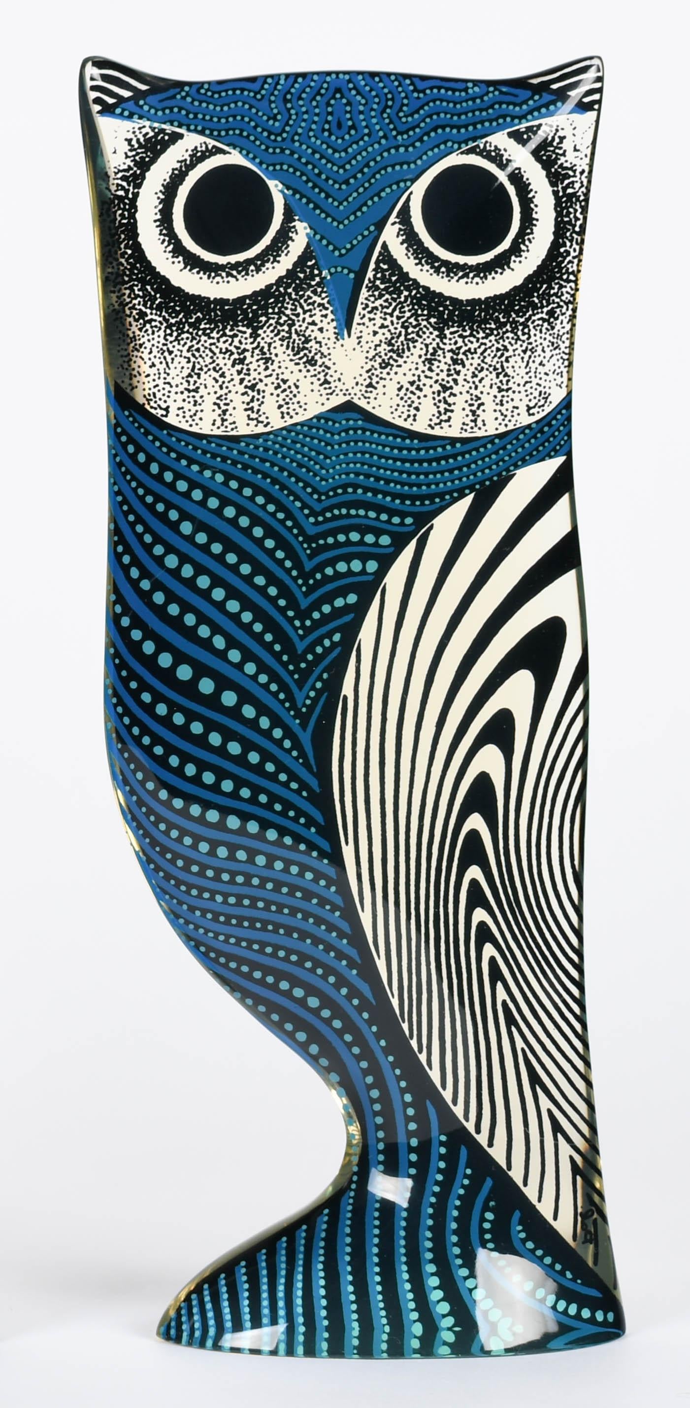 Búho azul Op Art de lucita a gran escala diseñado por Abraham Palatnik. Este es el raro tamaño grande de 10 pulgadas. Etiqueta de papel Made in Brazil en la parte inferior. Abraham Palatnik (1928-2020) fue un artista e inventor brasileño entre cuyas