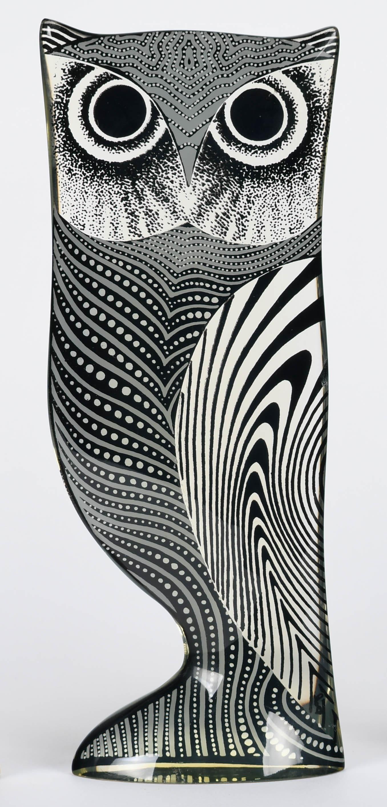 Búho azul Op Art de lucita a gran escala diseñado por Abraham Palatnik. Este es el raro tamaño grande de 10 pulgadas. Abraham Palatnik (1928-2020) fue un artista e inventor brasileño entre cuyas innovaciones se incluye el arte cinecromático. Forma