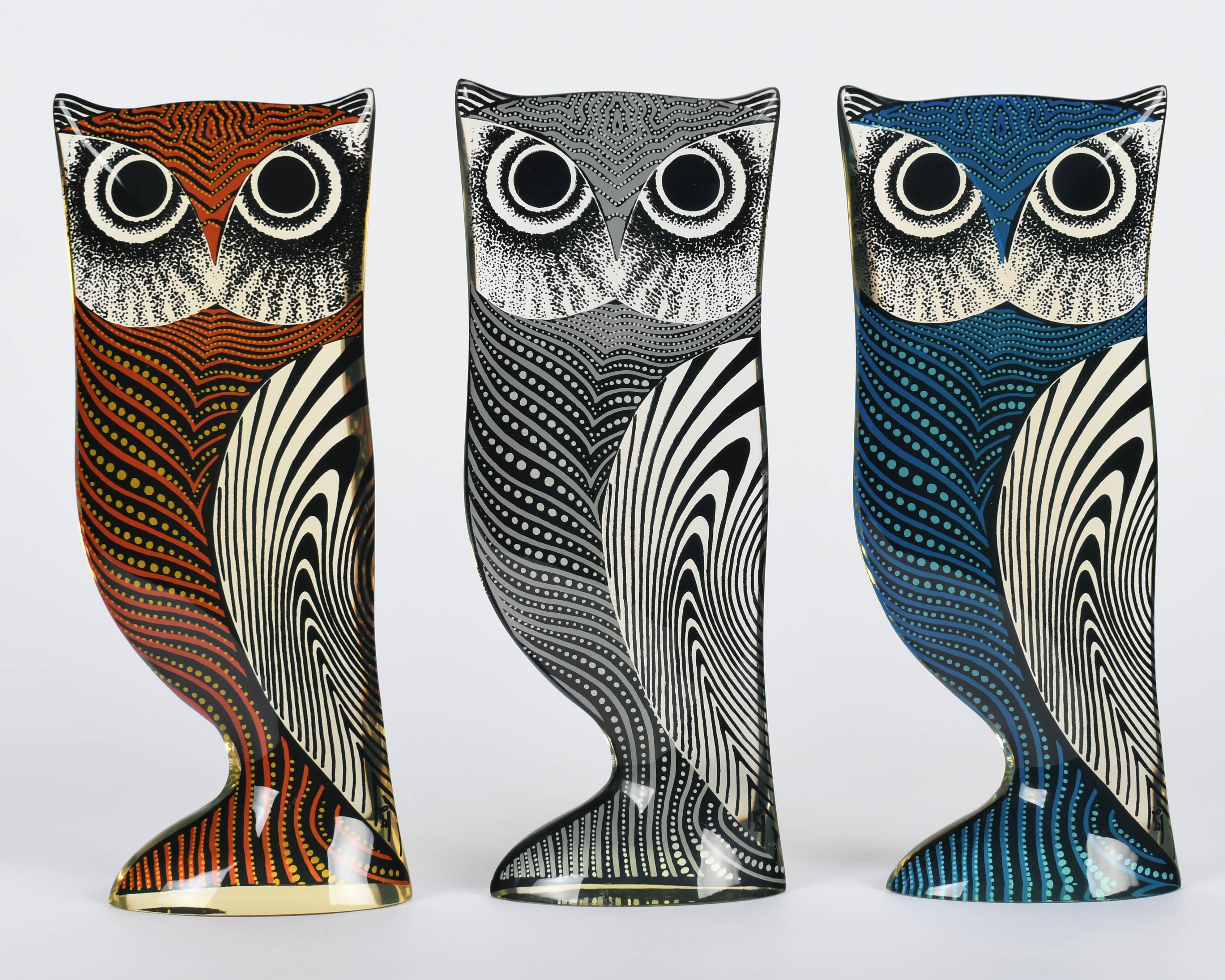 Un set di tre gufi in lucite Op Art del Mid-Century Modern di grandi dimensioni, arancioni, blu e grigi, disegnati da Abraham Palatnik. Questi gufi sono di una rara dimensione di 10 pollici. Due hanno l'etichetta originale sul fondo: Made in Brazil.