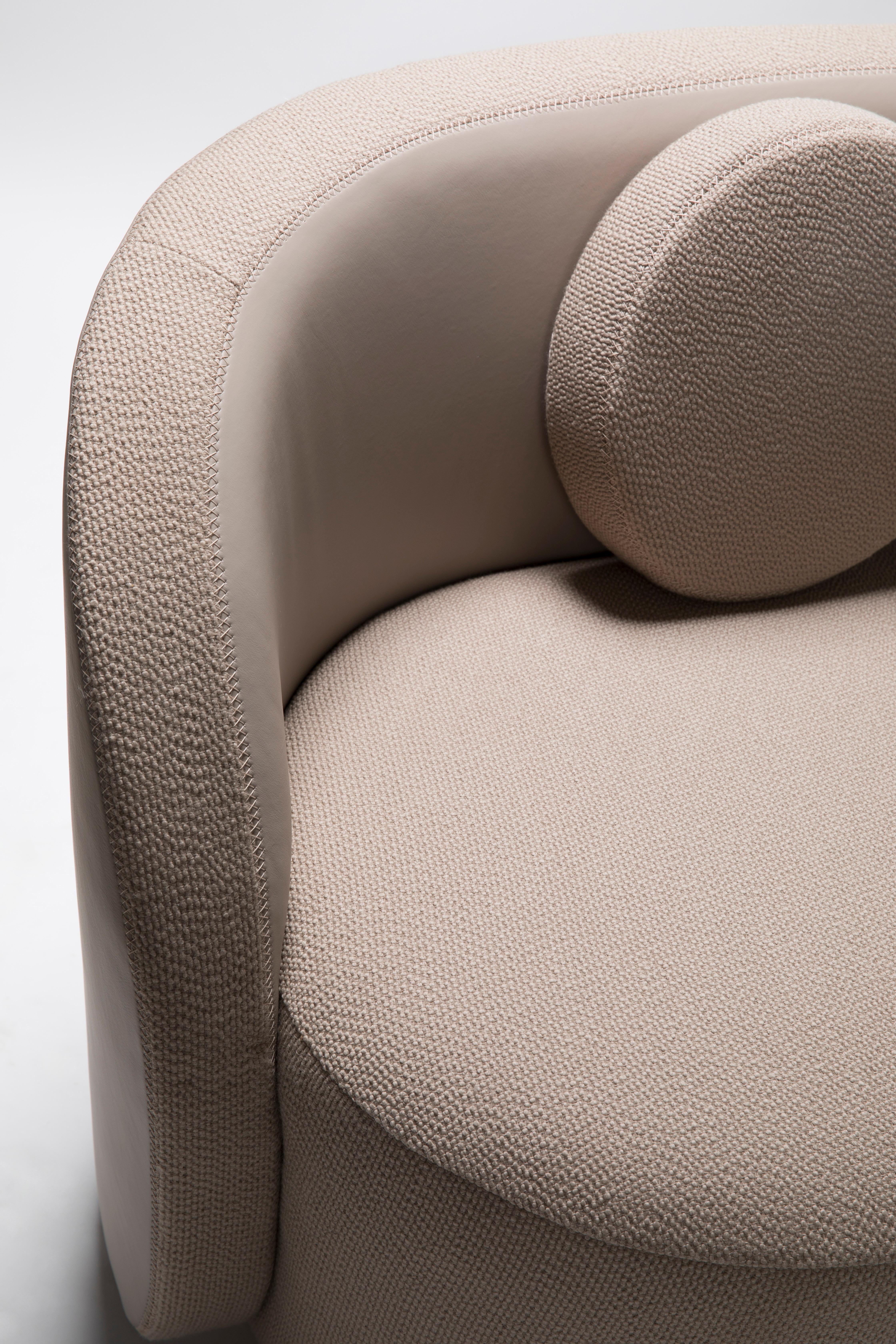 Das Palato Sofa, entworfen von der renommierten brasilianischen Architektin und Designerin Marília Pellegrini, ist ein kühnes und poetisches Beispiel für zeitgenössisches Möbeldesign, das auf organischer Inspiration beruht. Mit seiner schlanken,