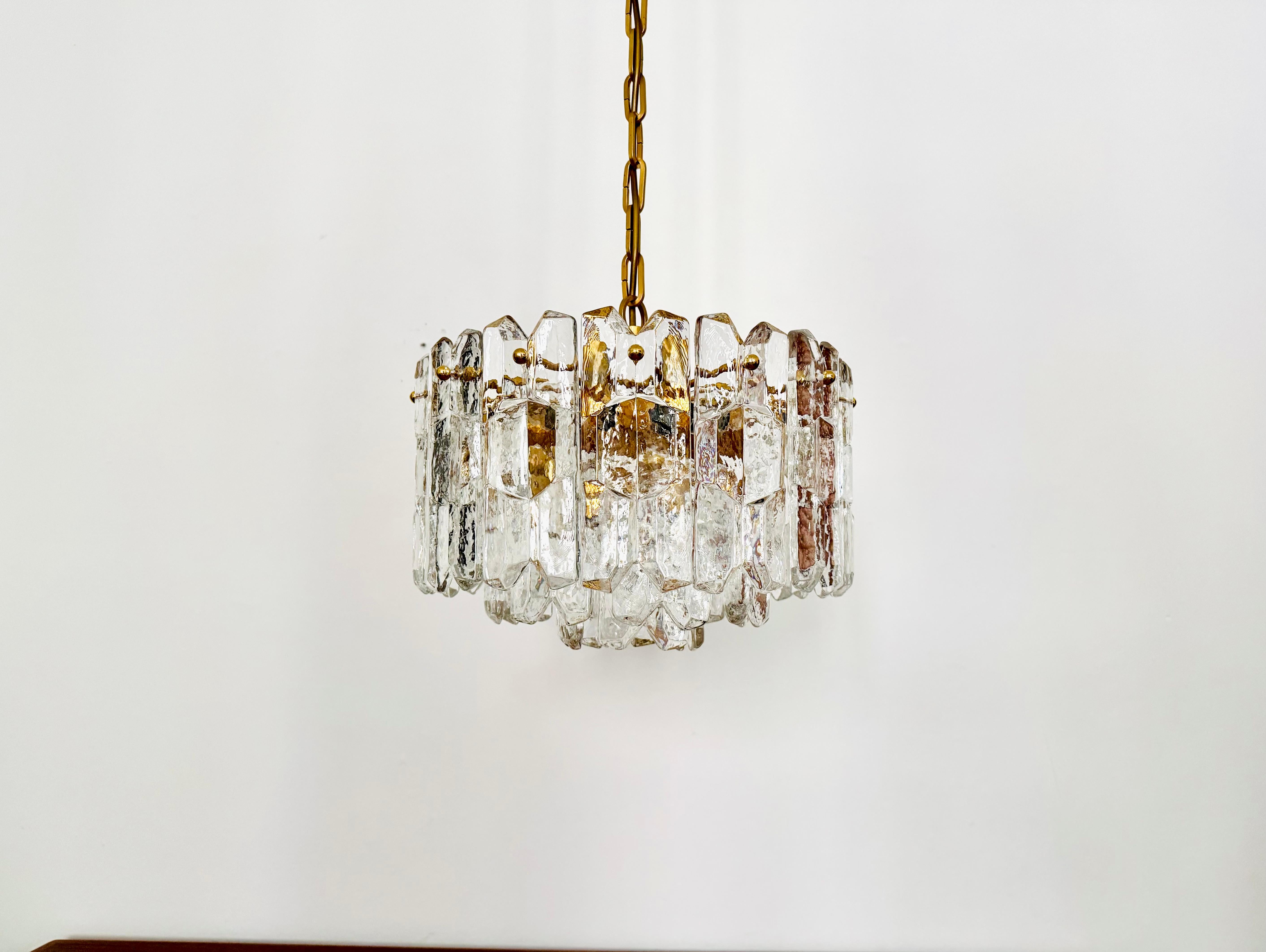 Maravillosa araña de cristal helado de los años 60.
Los elementos de cristal de Murano, de bellas formas, crean un impresionante y centelleante juego de luces.
Mano de obra de extraordinaria calidad.
Aspecto muy elegante y lujoso y un verdadero