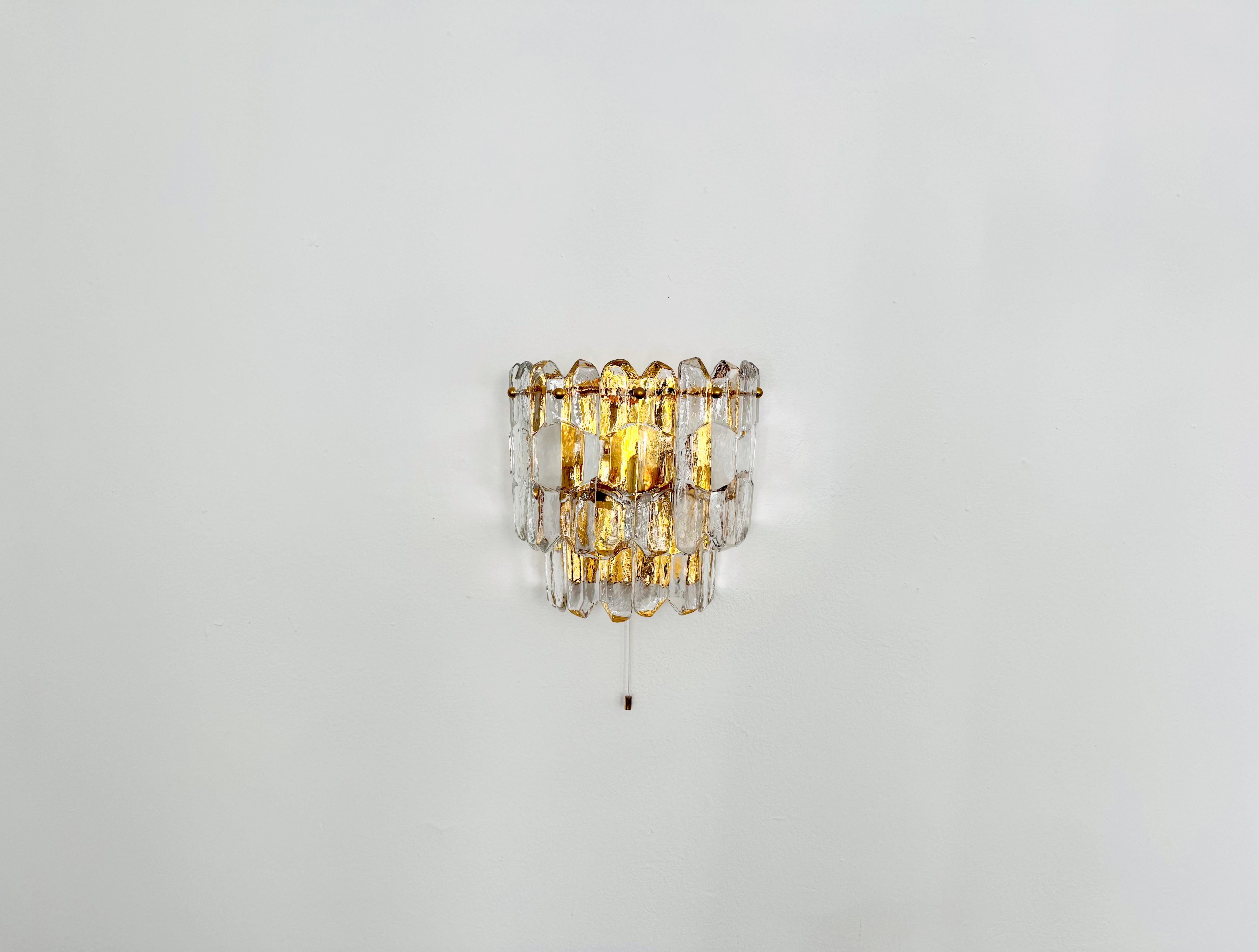 Very nice Palazzo wall lamp from the 1960s.
Very pleasant lighting effect due to the ice glass, which spreads an elegant, sparkling play of light in the room.
Great design and high-quality workmanship.

Manufacturer: Franken KG
Design: J.T.