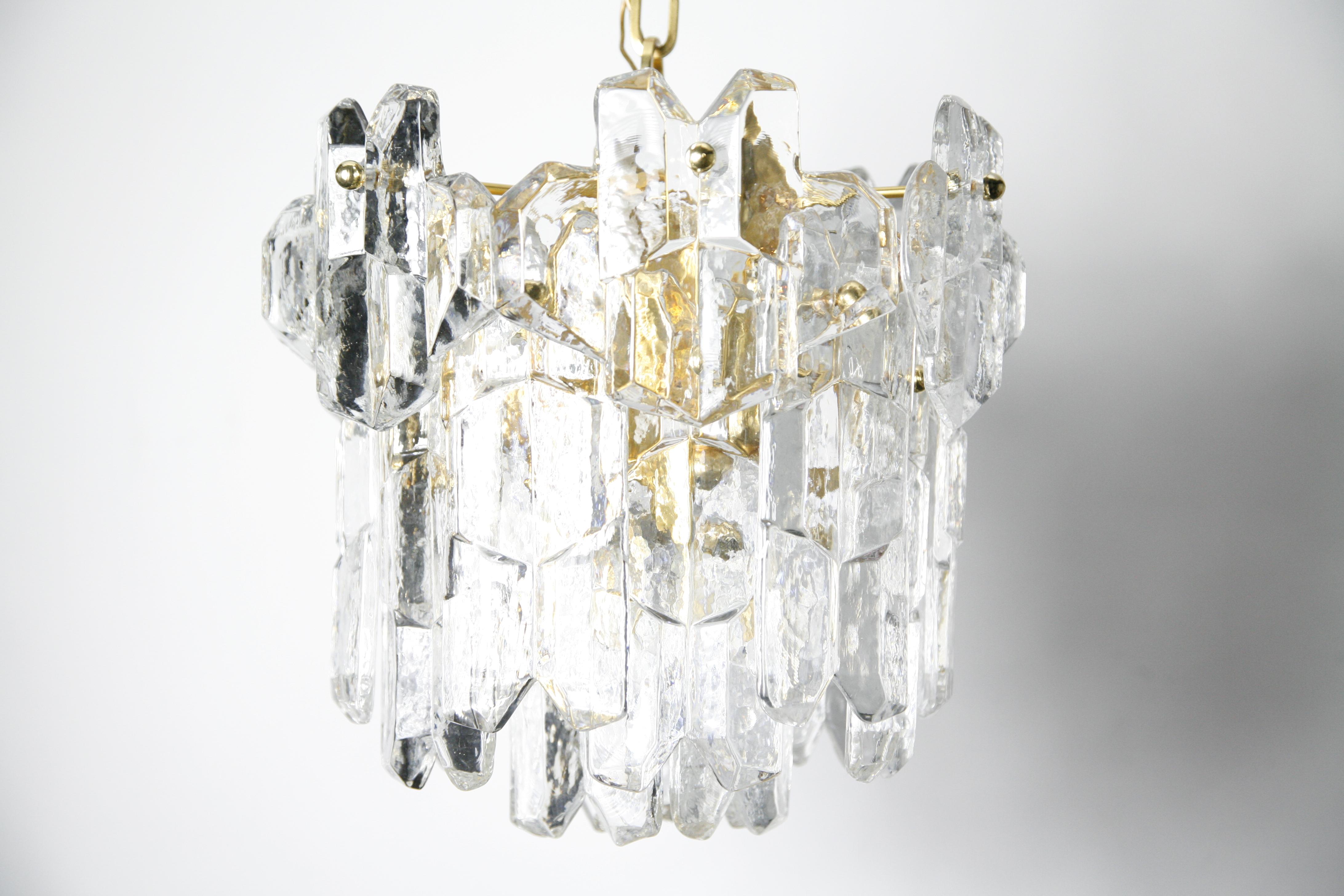 Palazzo Kalmar gold crystal glass chandelier from the 1970s, Austria.
gold gilded frame holding 22 pieces of thick exceptionally high quality crystal glass, the inside of the glass is clear and flat, there is seven original European light sources