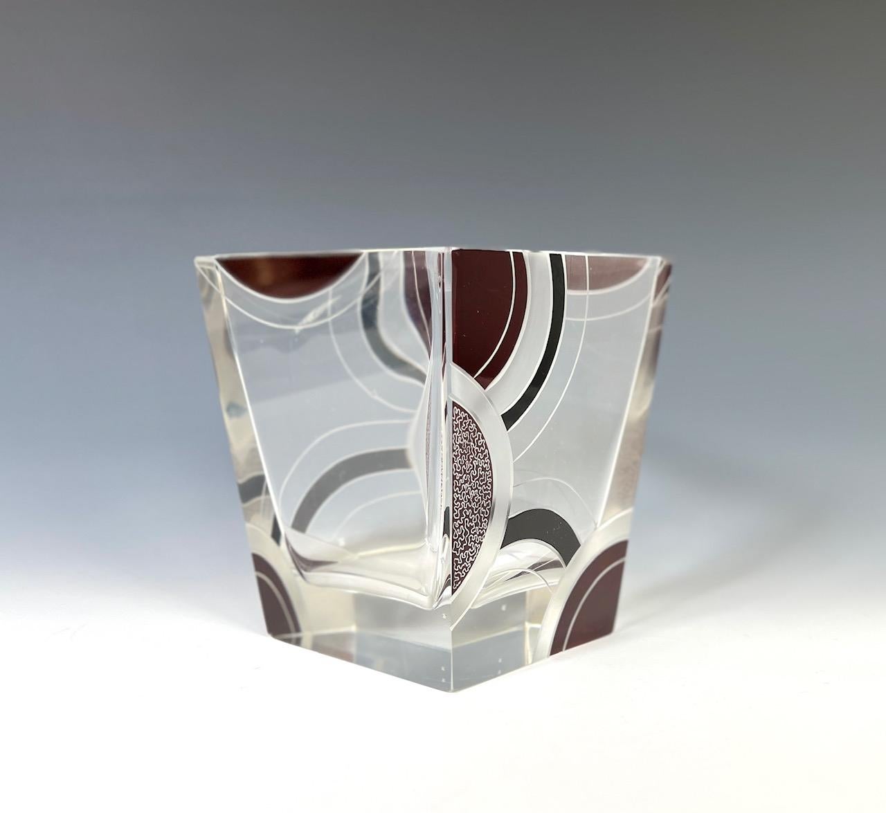 Art déco Palda Art Deco Rectangular Vase with Black & &  Décoration gravée en émail rubis en vente