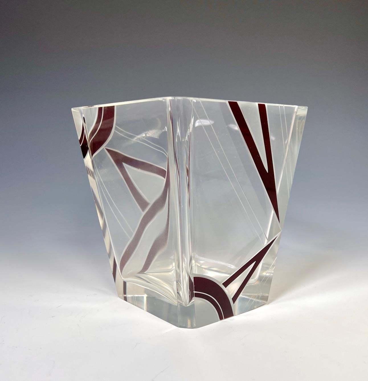 Rechteckige Palda Art-Déco-Vase mit roter Emaille und gravierter Dekoration (Emailliert) im Angebot