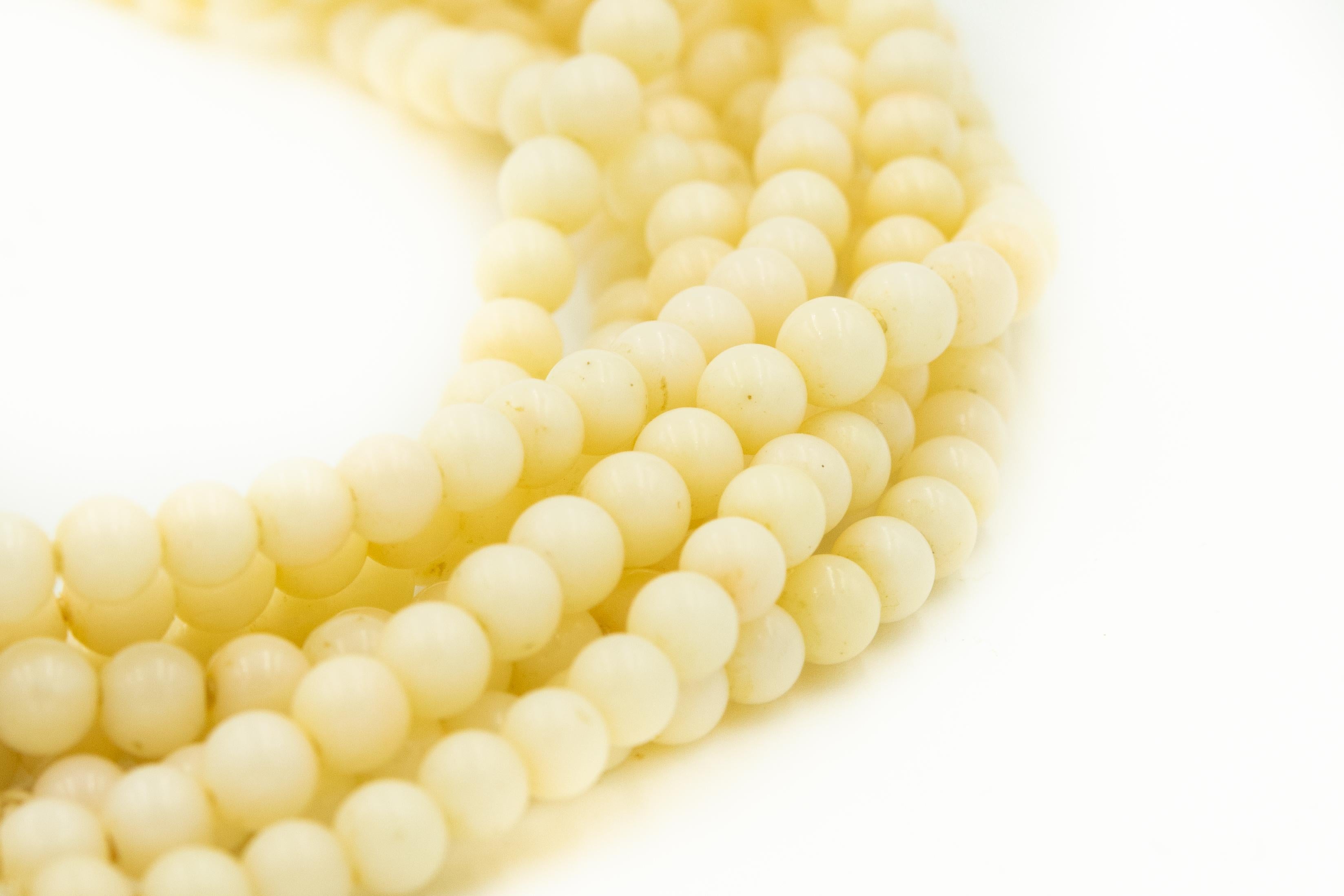 Perle Collier à 8 brins à fermoir multibrins en or avec perles de corail peau d'ange et fibres de verre, couleur pâle en vente