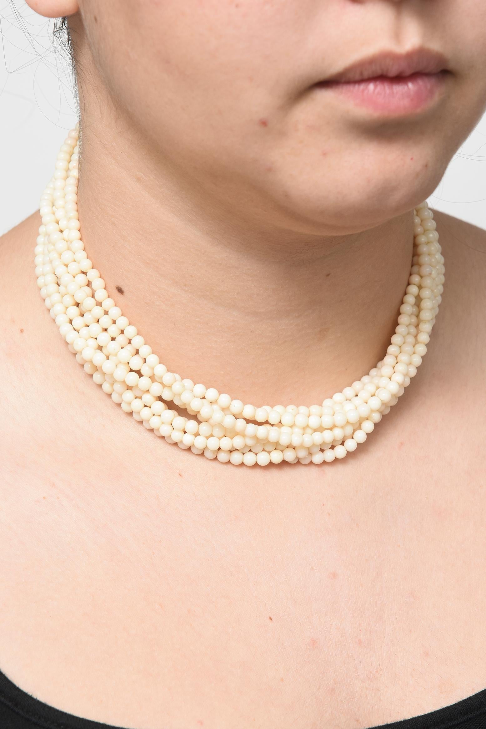 Collier à 8 brins à fermoir multibrins en or avec perles de corail peau d'ange et fibres de verre, couleur pâle Pour femmes en vente