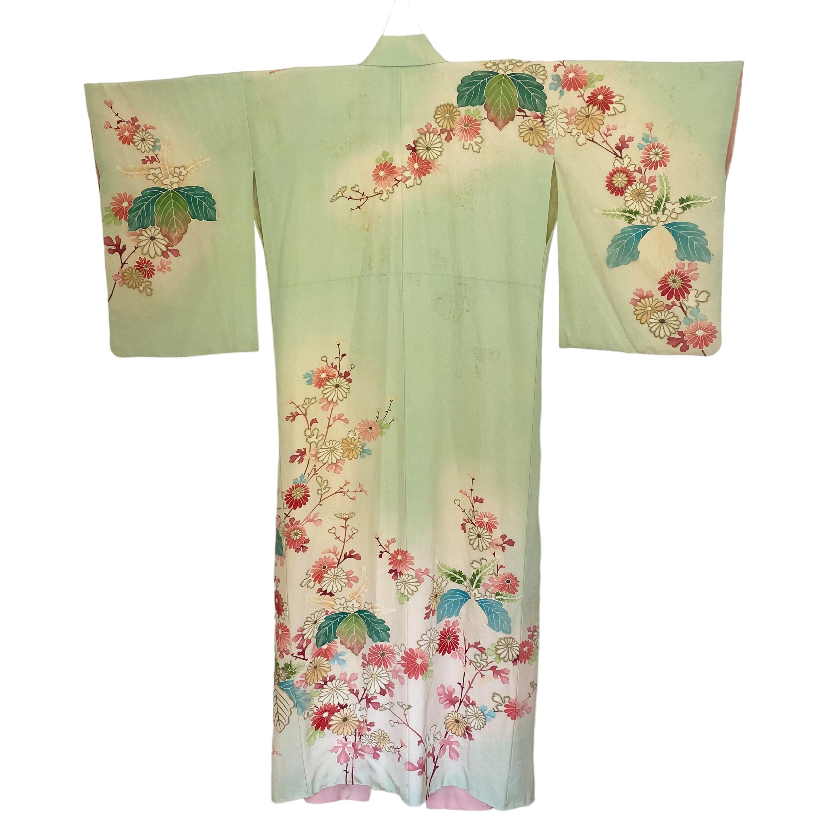 Circa: 1930-1940
Place of Origin: Japan
Material: Silk
Beauty fresh pale apple green color ombre. 

Condition: Can benefit a professional care. See pictures: age spots (mainly on the lining). 
We now discovered many gold outlines of flower