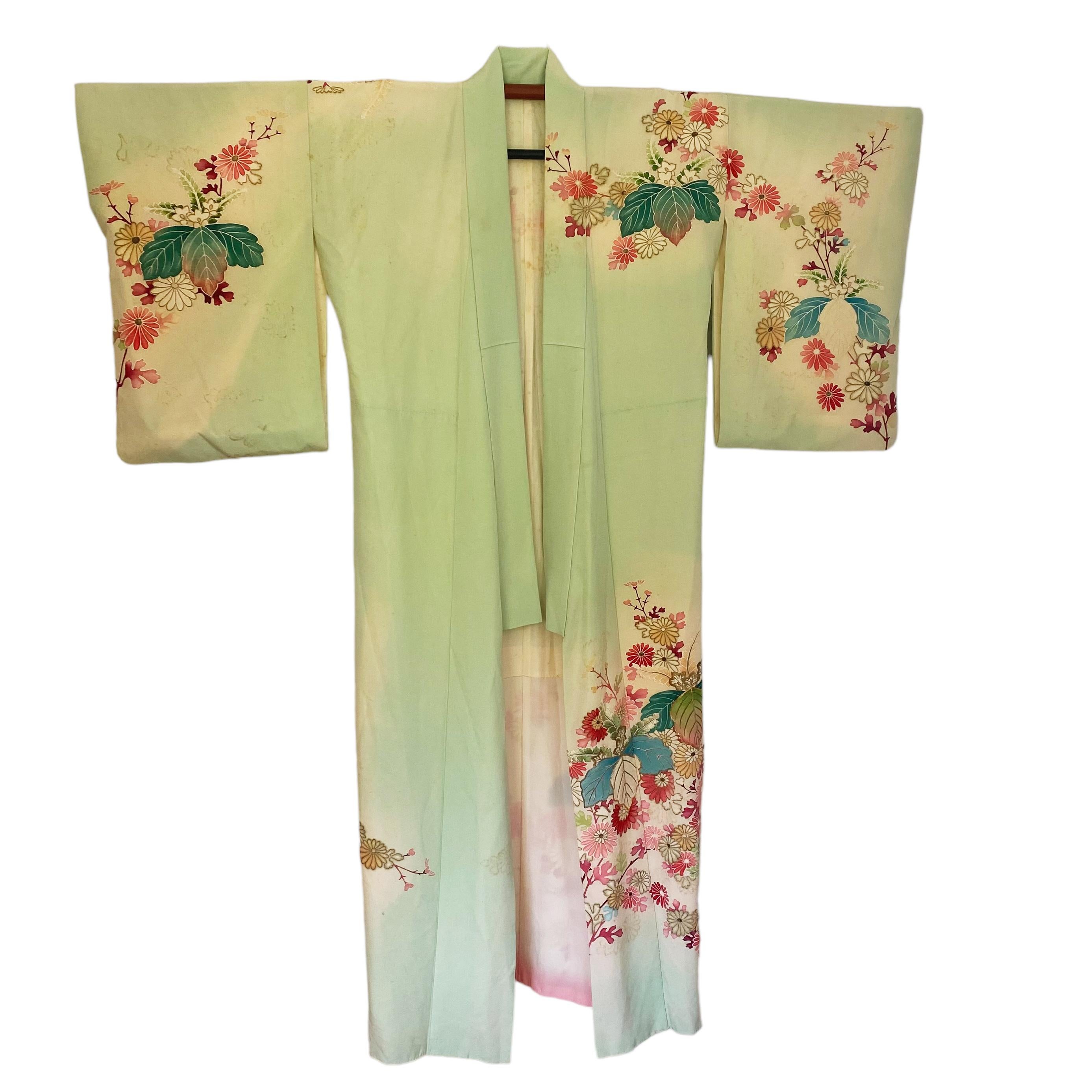 Ausgefallener japanischer Kimono aus geblümter Seide mit goldfarbenem Apfelgrün - Unperfekt im Angebot 2